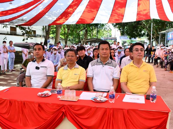 Đại diện lãnh đạo Tập đoàn SCG và MC Quyền Linh tham dự chương trình.