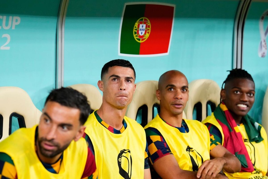 Ronaldo bị đẩy lên ghế dự bị trong trận đấu quan trọng.