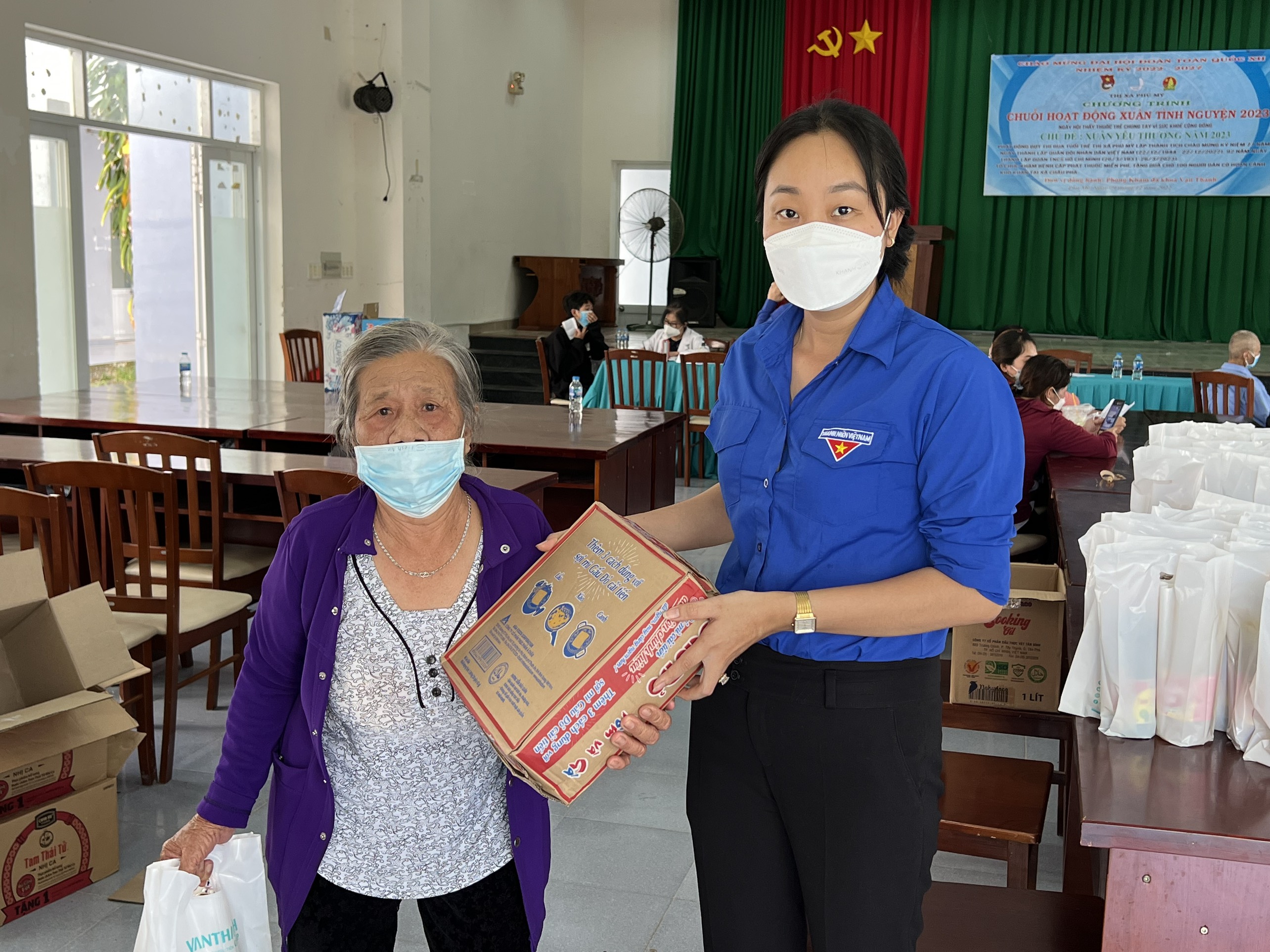 Trong chương trình, các đoàn viên tặng 40 phần quà cho các hộ khó của xã Châu Pha.