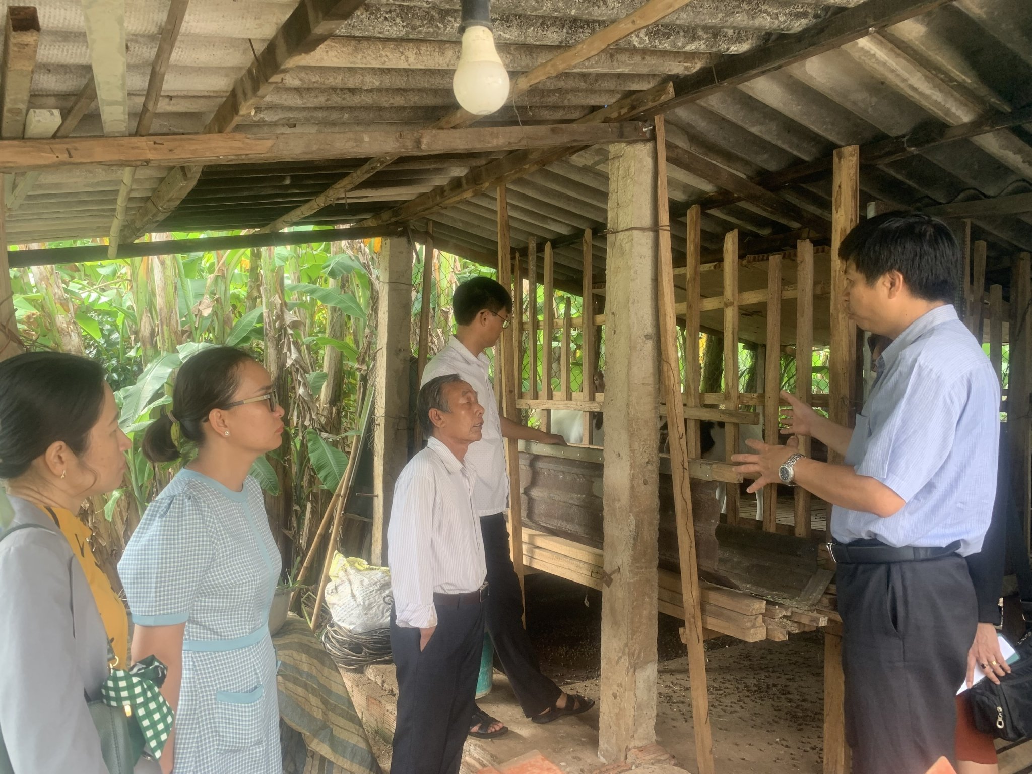 Đoàn kiểm tra mô hình giảm nghèo bền vững tại gia đình ông Nguyễn Duy Phúc, thôn Trung Sơn, xã Suối Nghệ.