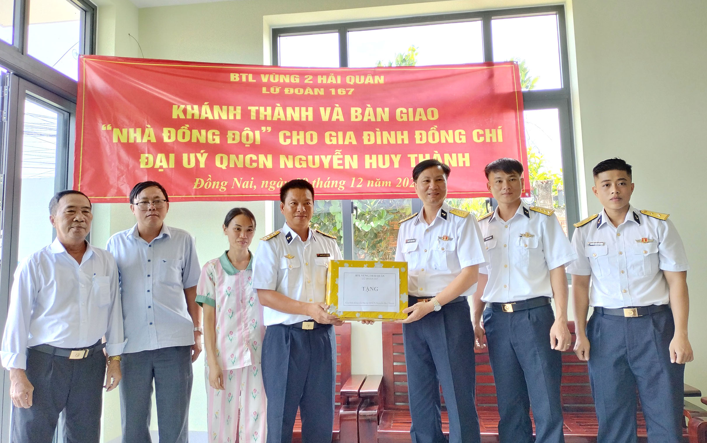 Đại tá Nguyễn Thành Nhân, Chính ủy Lữ đoàn 167 tặng quà cho gia đình Thượng úy Nguyễn Huy Thành.