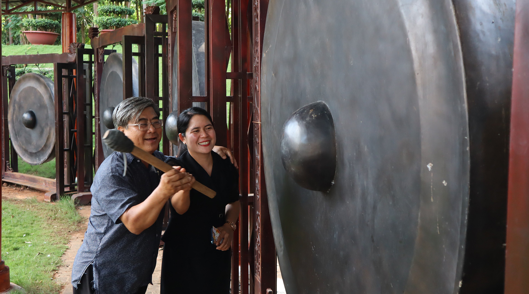 Bộ cồng khổng lồ trưng bày tại khu sân lễ.