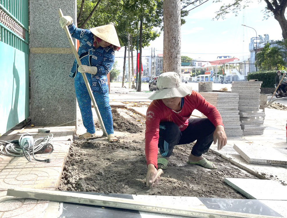 Công nhân gấp rút lát gạch trên toàn bộ đoạn vỉa hè đường Thống Nhất đoạn trước cổng Trường THCS Vũng Tàu trong sáng 8/12.