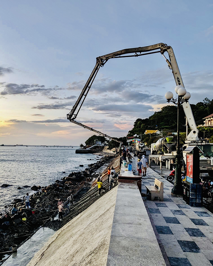 Thi công cải tạo, sửa chữa hệ thống kè biển đoạn từ KDL Hồ Mây đến làng Bình An.