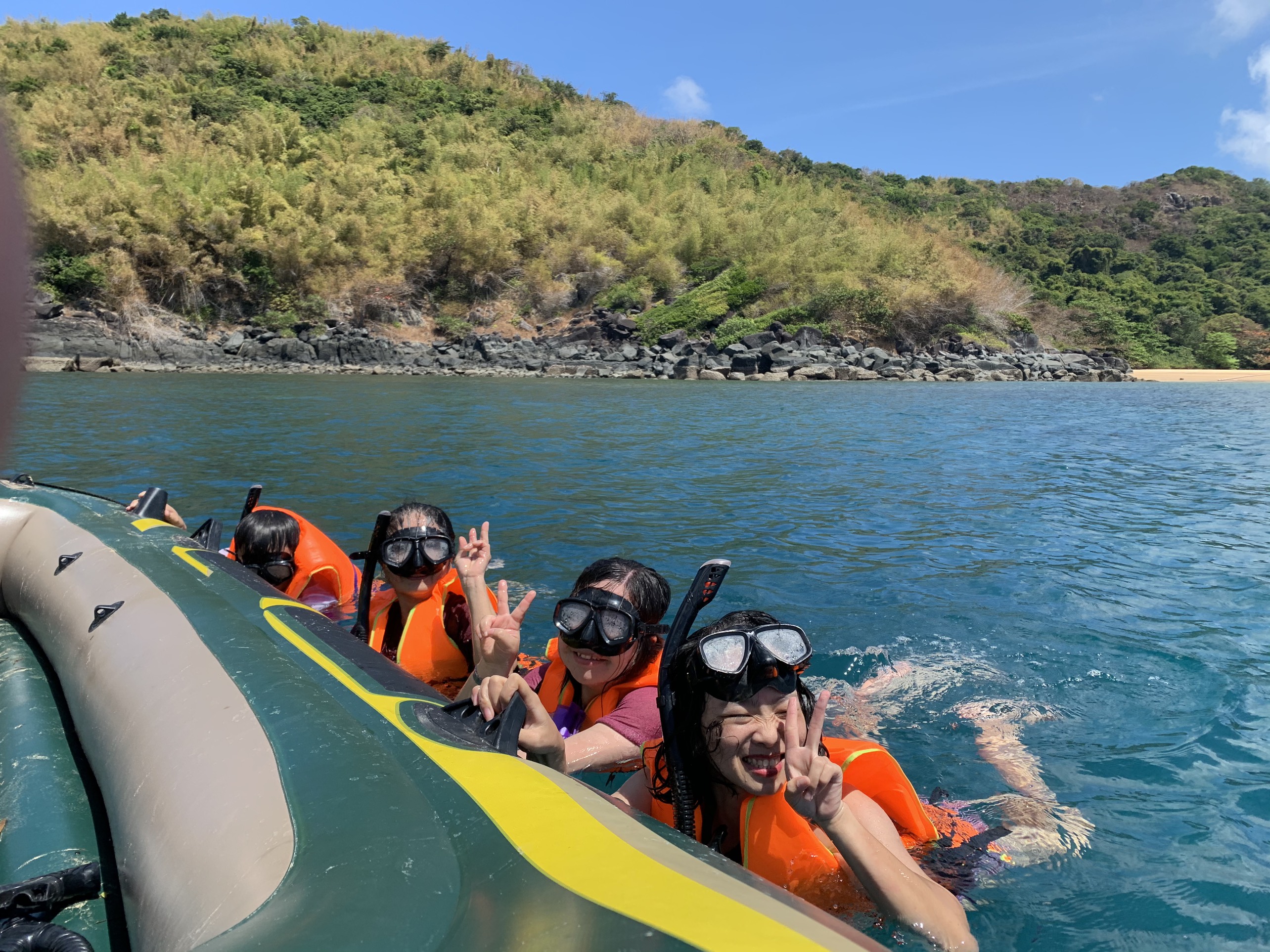 Khách du lịch thích thú với tour lặn ngắm san hô tại vùng biển Côn Đảo.  Ảnh: QUANG VŨ