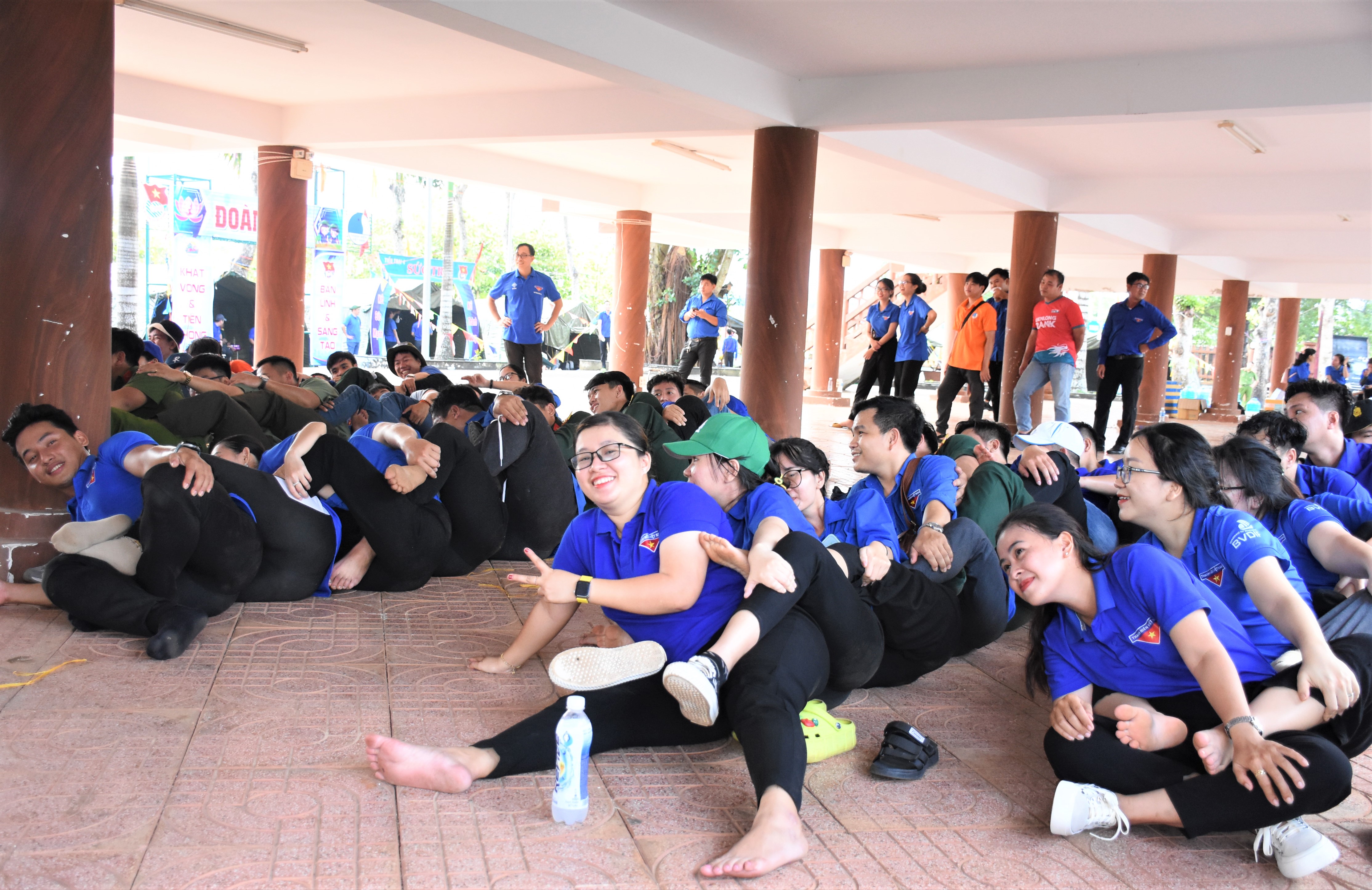 Trại sinh tham gia trò chơi team building tại hội trại.