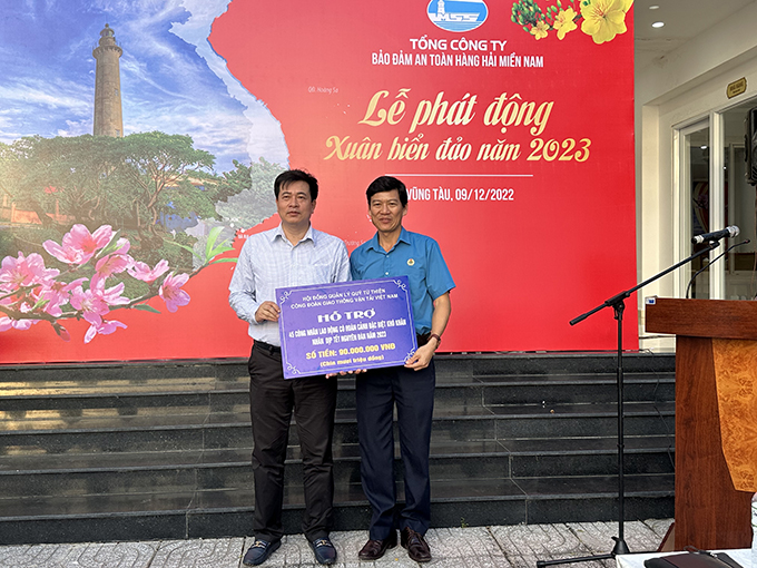 Lãnh đạo Công đoàn GT-VT Việt Nam trao tặng các phần quà cho người lao động và các chiến sĩ hải quân