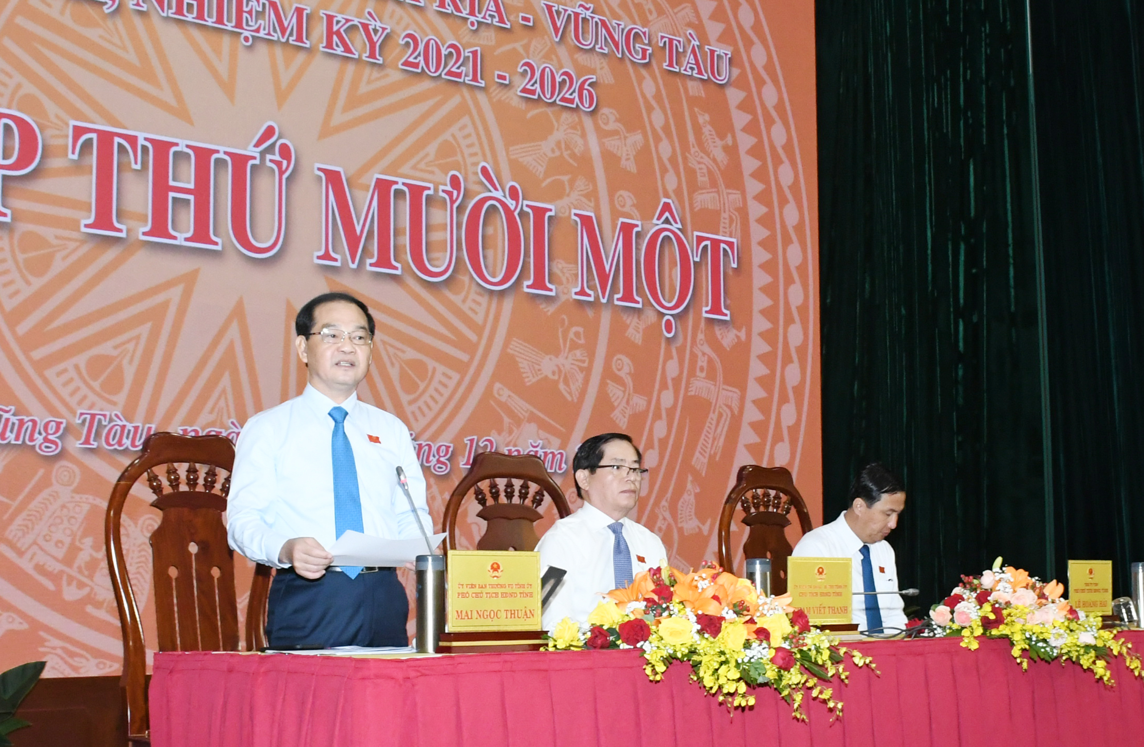 Phó Chủ tịch HĐND tỉnh Mai Ngọc Thuận điều hành phiên thảo luận, giải trình tại kỳ họp