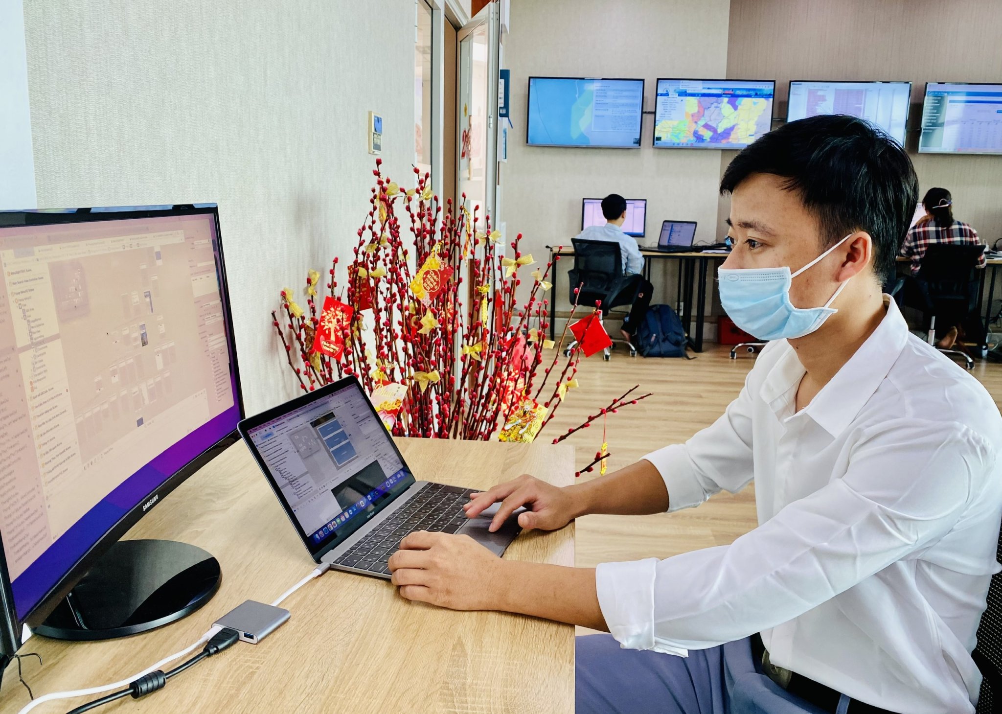 Hội nghị này được tổ chức nhằm giúp cho cán bộ, công chức, viên chức nhận thức được tầm quan trọng của bảo đảm an toàn, an ninh mạng trong hoạt động của cơ quan nhà nước . Trong ảnh: Nhân viên Trung tâm CN-TT Sở TN-MT kiểm tra thông tin  trên ứng dụng liên kết giữa Sở TN-MT và Sở Xây dựng