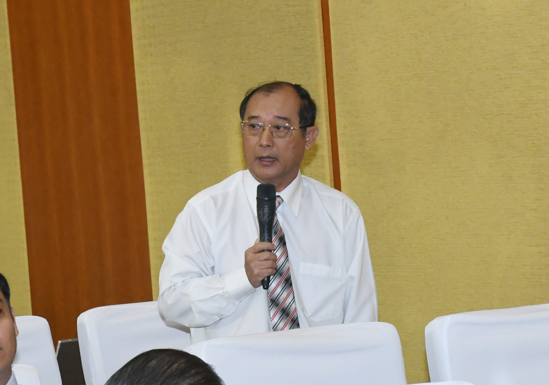 Bác sĩ Phạm Minh An, Giám đốc Sở Y tế phát biểu giải trình tại kỳ họp