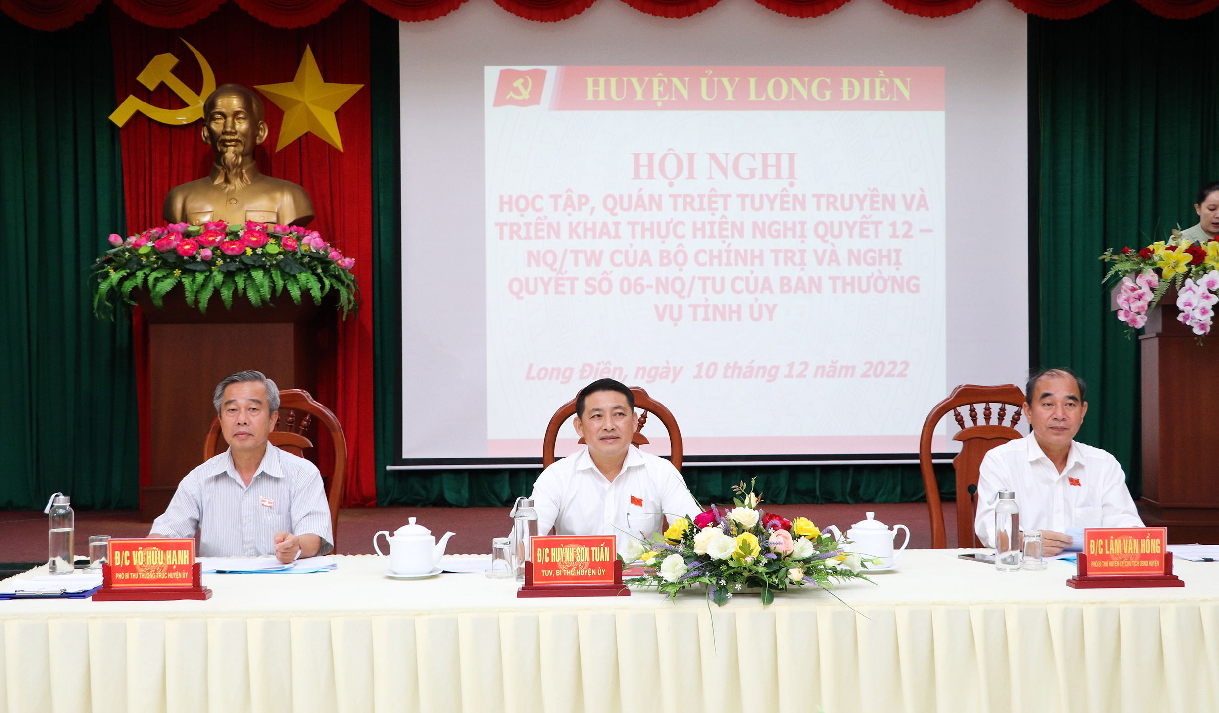 Các ông: Huỳnh Sơn Tuấn, Bí thư Huyện ủy Long Điền; Võ Hữu Hạnh, Phó Bí thư Thường trực Huyện ủy Long Điền và Lâm Văn Hồng, Chủ tịch UBND huyện Long Điền đồng chủ trì hội nghị.