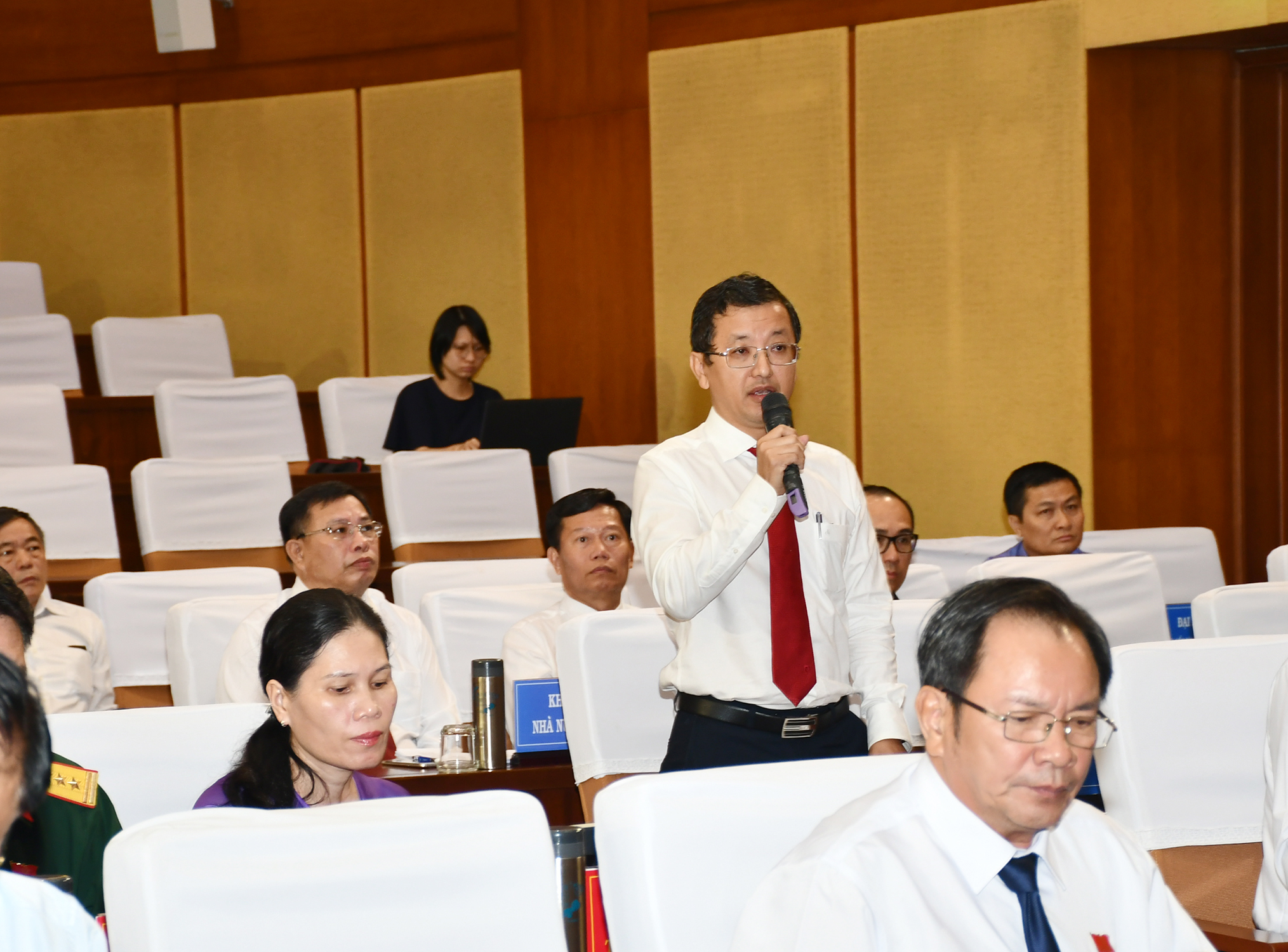 Ông Tạ Quốc Trung, Giám đốc Sở Xây dựng giải trình về việc đẩy nhanh tiến độ quy hoạch xây dựng tại các huyện, thị, thành phố