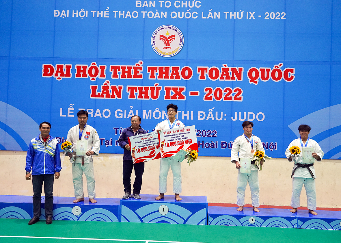 Ông Nguyễn Thanh Phong, Phó Giám đốc Trung tâm Huấn luyện và Thi đấu TDTT tỉnh tặng huy chương vàng cho các VĐV xuất sắc ở hạng cân 81kg.