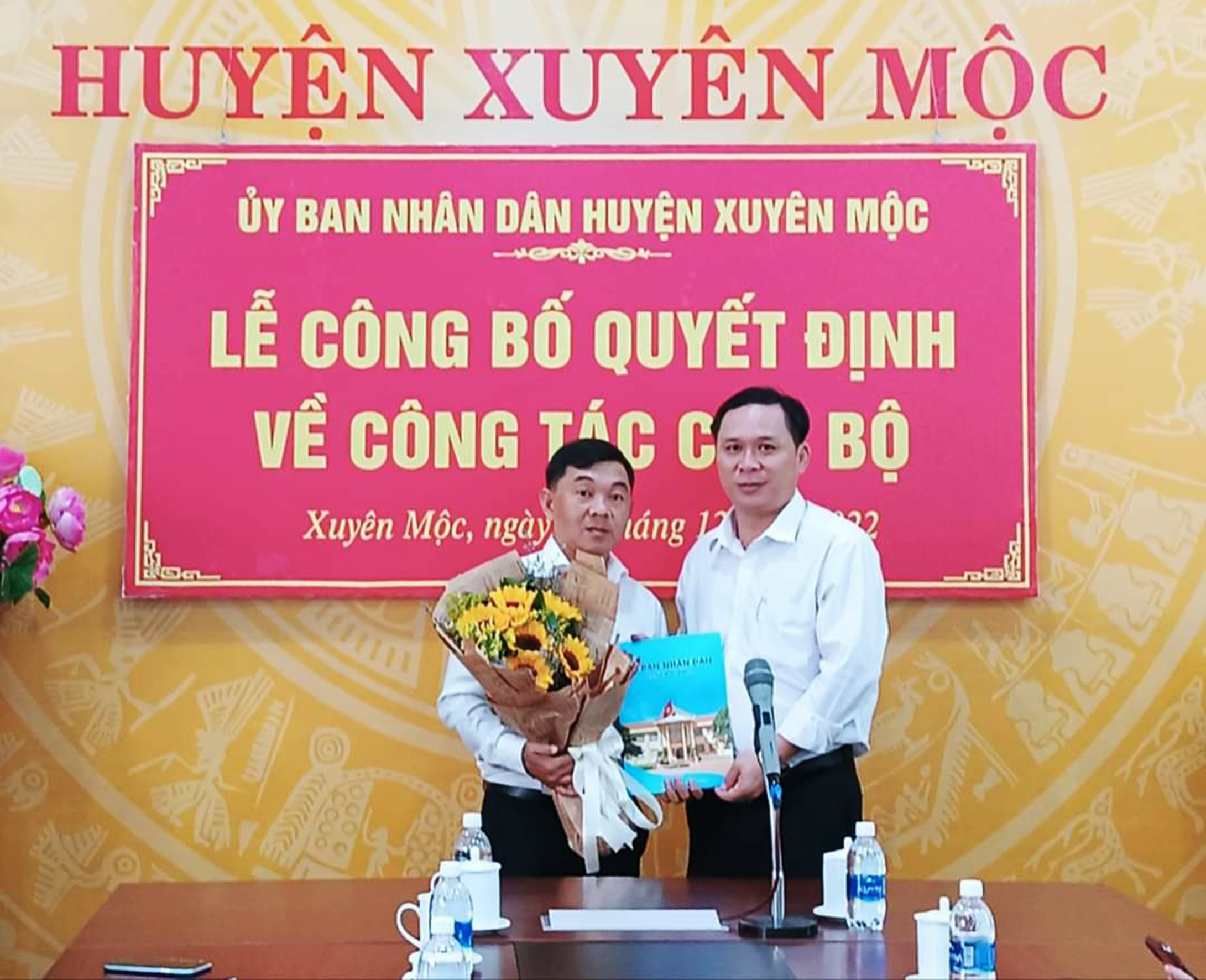 Lãnh đạo UBND huyện Xuyên Mộc trao quyết địnhcủa chủ tịch UBND huyện về việc tiếp nhận và bổ nhiệm ông Nguyễn Văn Vinh (SN 13/6/1977, hiện là Kế toán trưởng Trung tâm Y tế huyện Xuyên Mộc) giữ chức vụ Phó Giám đốc Trung tâm Phát triển quỹ đất huyện Xuyên Mộc