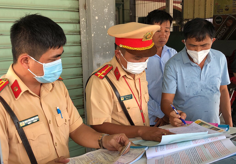 Phòng CSGT, Công an tỉnh kiểm tra xe ben chở quá tải trọng lưu thông trên QL51. (Ảnh minh họa)