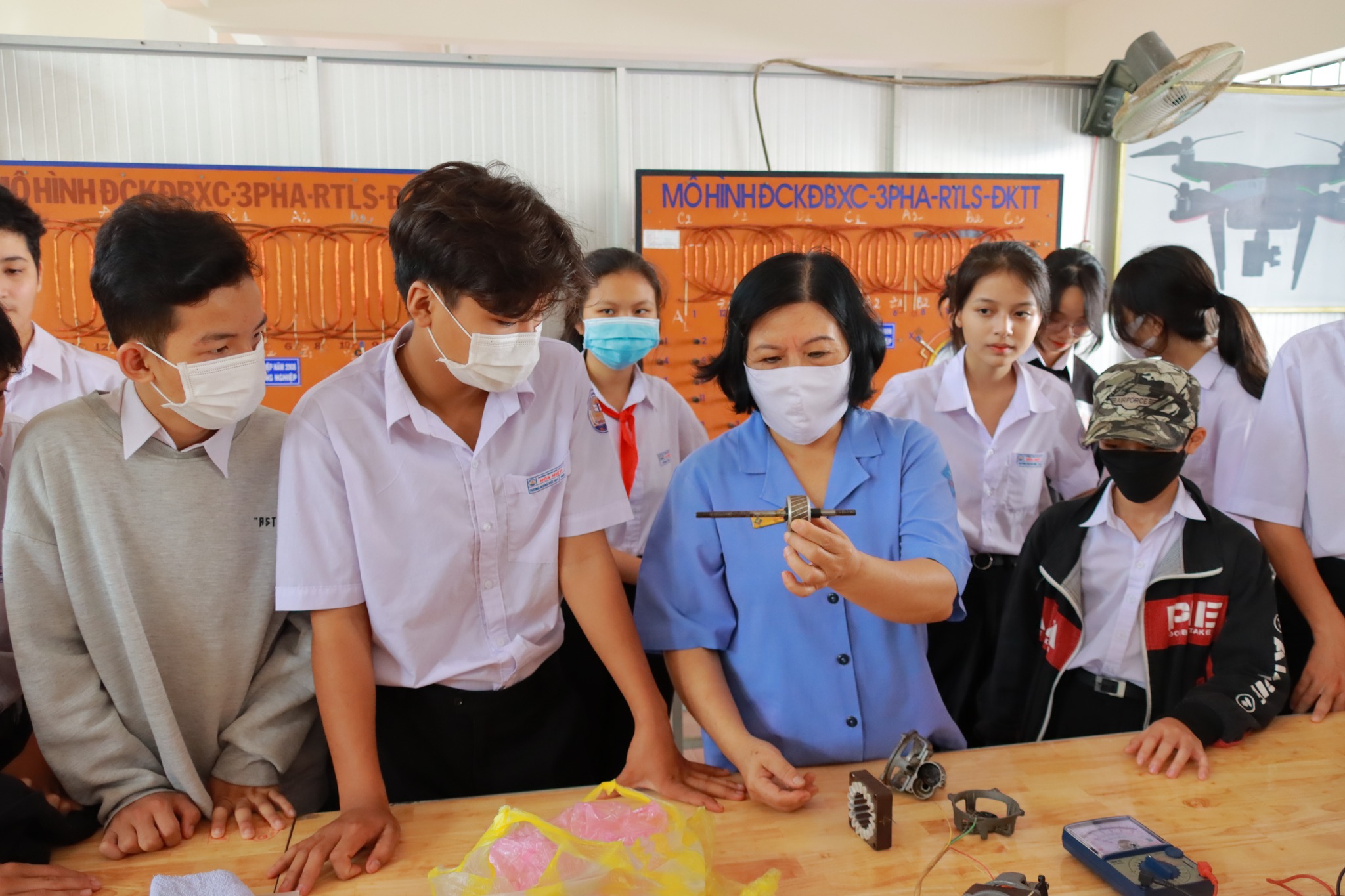 Giảng viên Trường CĐ Kỹ thuật Công nghệ Bà Rịa - Vũng Tàu giới thiệu thiết bị điện cho các em học sinh.