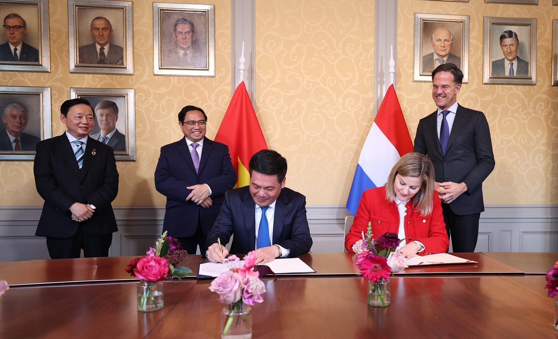 Thủ tướng Phạm Minh Chính và Thủ tướng Hà Lan Mark Rutte chứng kiến lễ ký Tuyên bố chung giữa Bộ Công thương Việt Nam và Bộ Ngoại giao Vương quốc Hà Lan về hợp tác giảm phát thải trong sản xuất và tiêu dùng. Ảnh: DƯƠNG GIANG