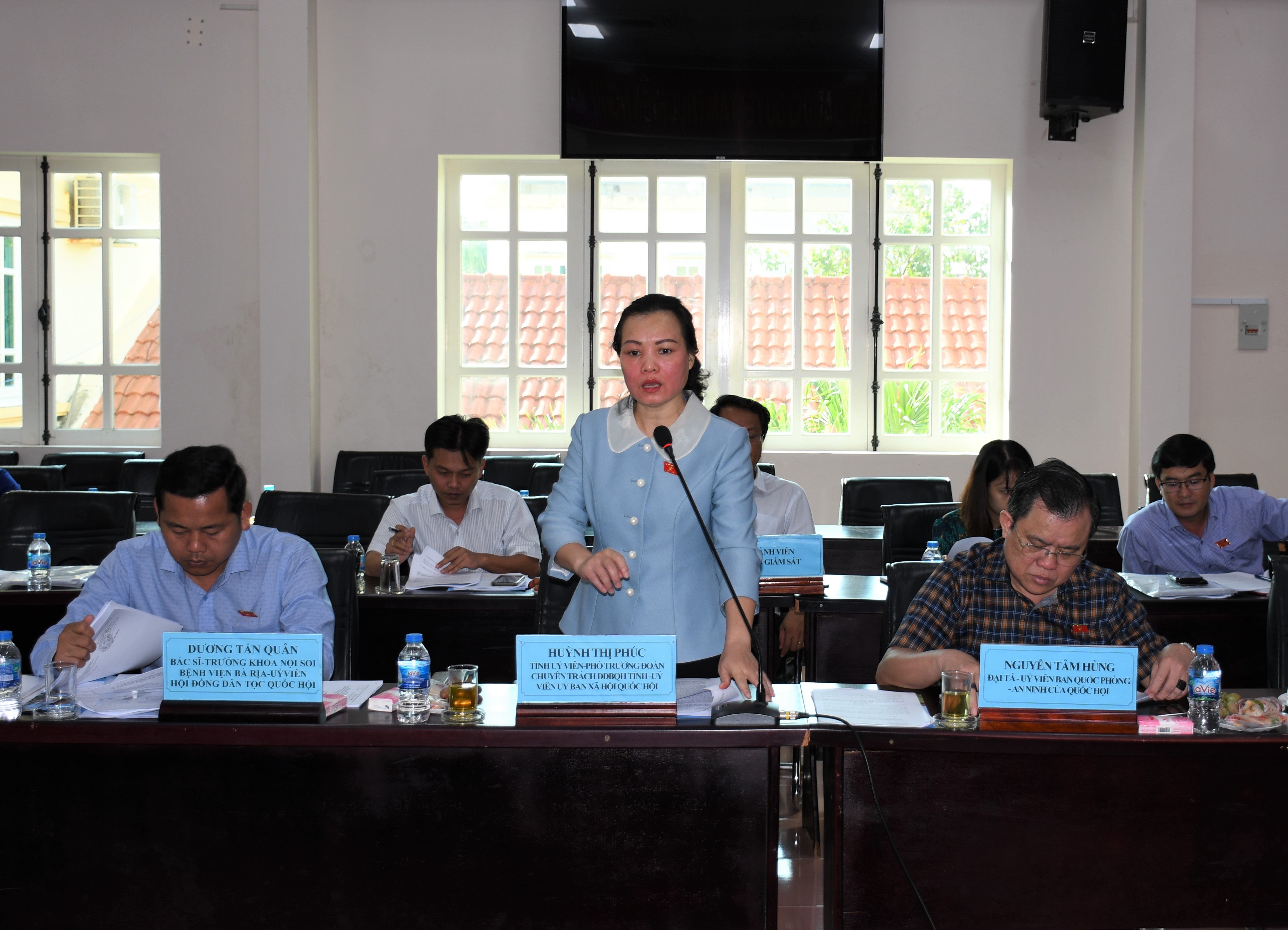 Bà Huỳnh Thị Phúc, Phó Trưởng Đoàn ĐBQH tỉnh phát biểu tại buổi giám sát.