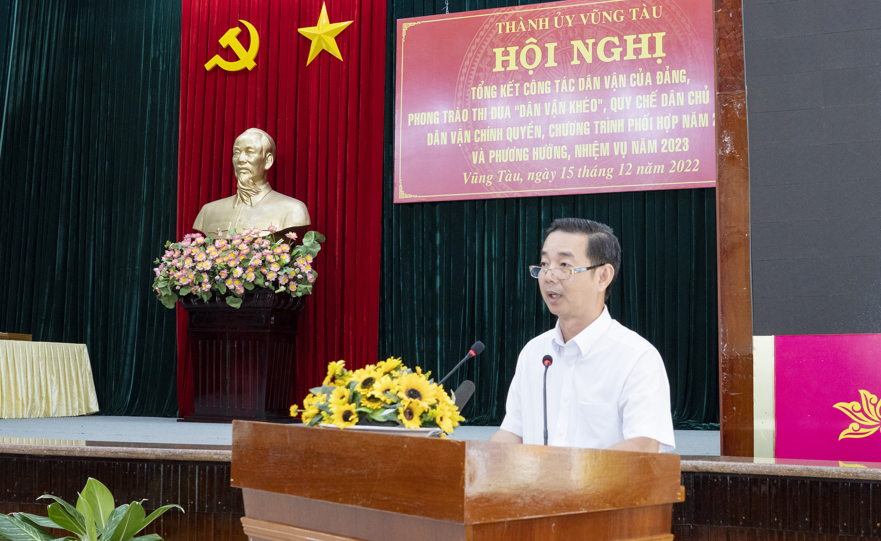 Ông Nguyễn Thái Bình, Phó Trưởng Ban Dân vận Tỉnh ủy tham dự hội nghị và phát biểu biểu dương những kết quả đáng khích lệ trong thực hiện công tác dân vận của hệ thống chính trị thành phố.