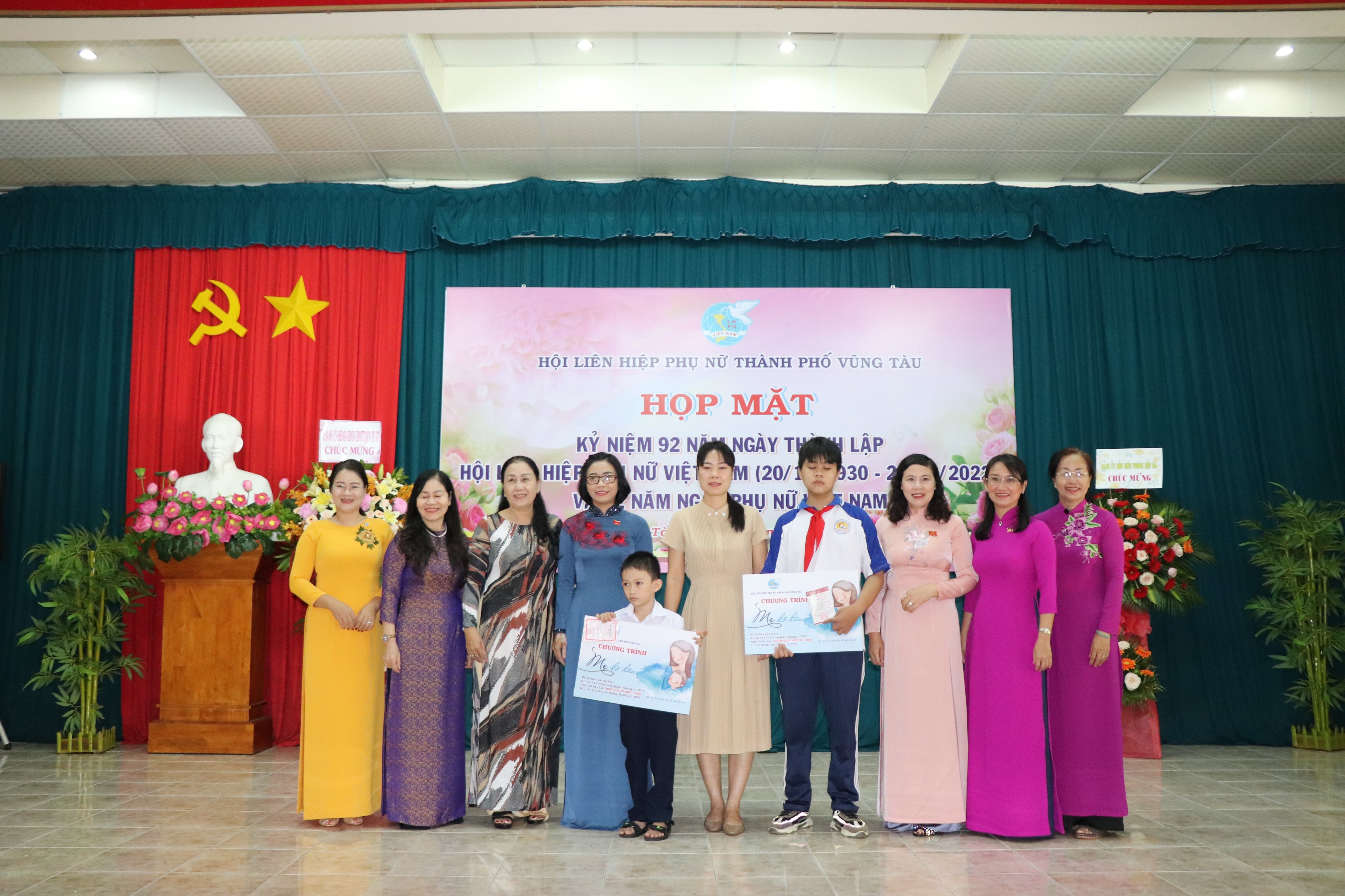 Mô hình “Mẹ đỡ đầu ” do Hội Liên hiệp Phụ nữ Thành phố phát động với mục đích hỗ trợ cho trẻ em mồ côi do ảnh hưởng của đại dịch Covid-19, trẻ em mồ côi có hoàn cảnh khó khăn. Ảnh: DIỄM QUỲNH.