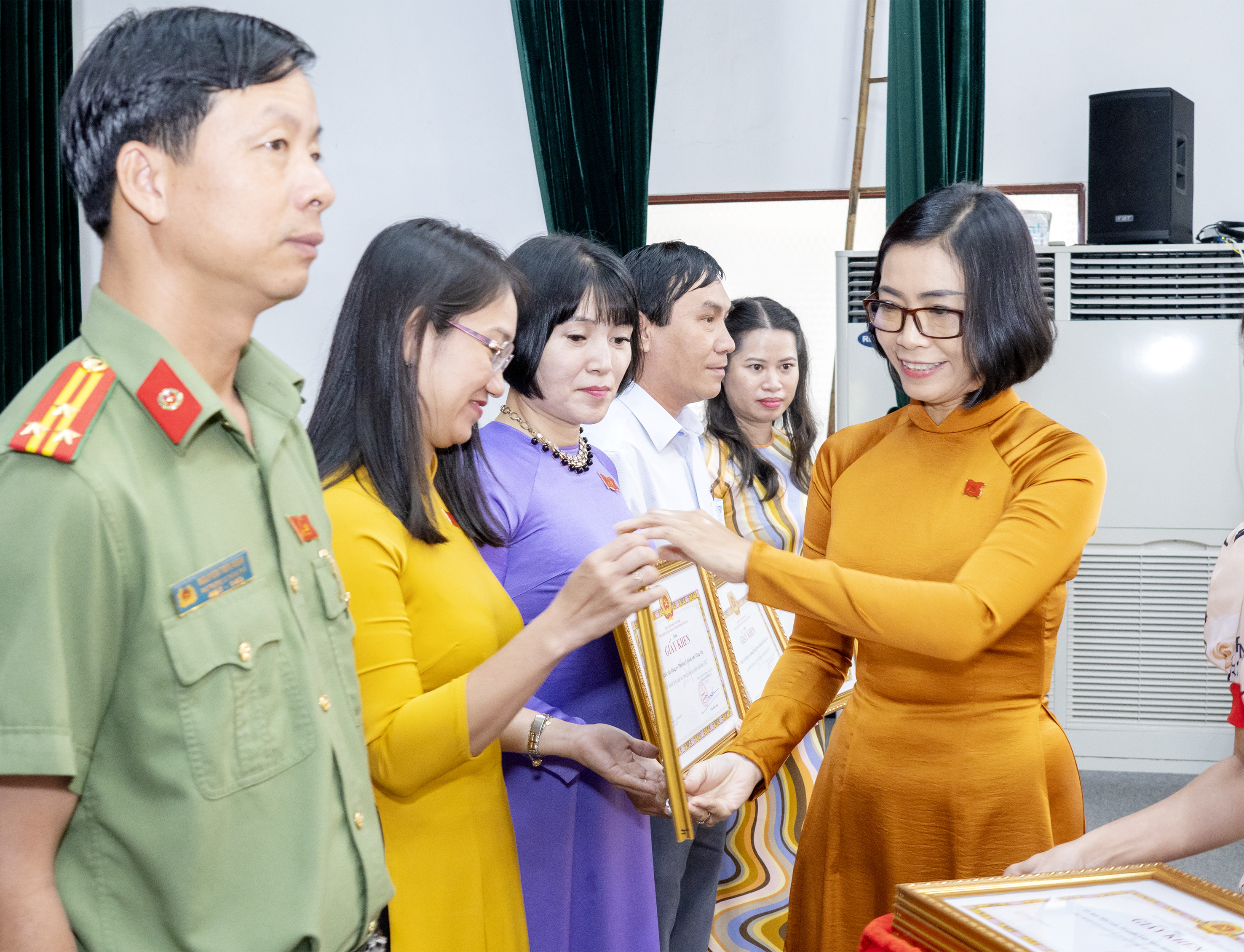 Bà Lê Thị Thanh Bình, Phó Bí thư Thường trực Thành ủy, Chủ tịch HĐND TP. Vũng Tàu trao Giấy khen cho các tập thể đạt thành tích xuất sắc trong công tác dân vận năm 2022.