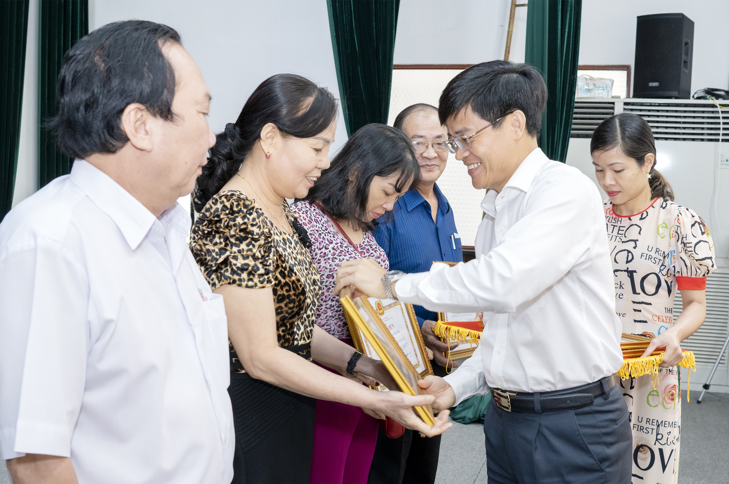 Ông Vũ Hồng Thuấn, Phó Chủ tịch UBND TP. Vũng Tàu trao Giấy khen cho các Tổ Dân vận khu phố đạt thành tích xuất sắc trong công tác dân vận năm 2022.