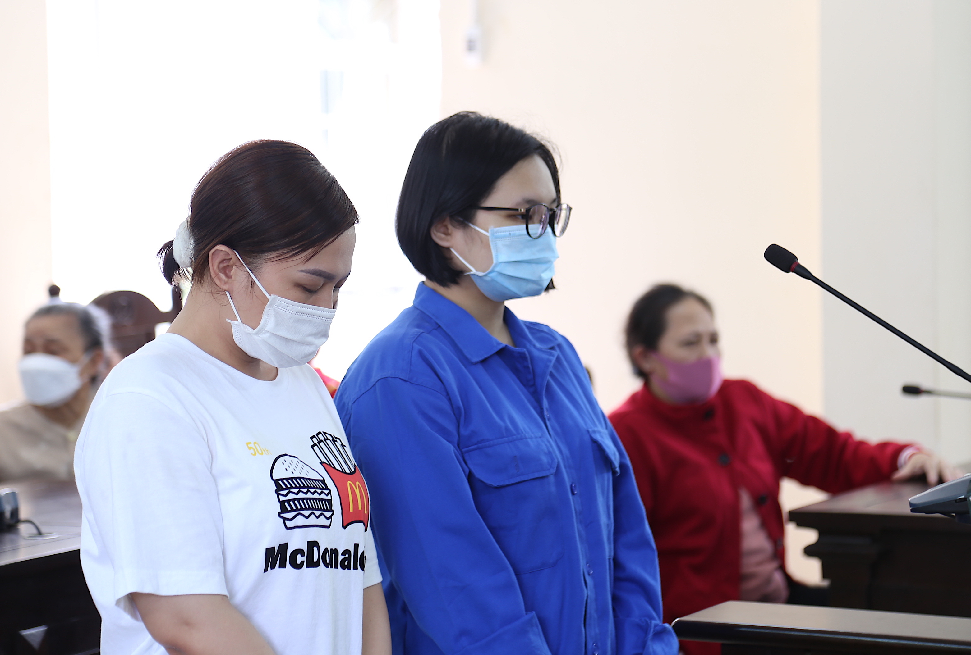 HĐXX tuyên phạt bị cáo Tống Thị Tùng Linh (giữa)  án chung thân về hành vi dùng xyanua đầu độc cha.