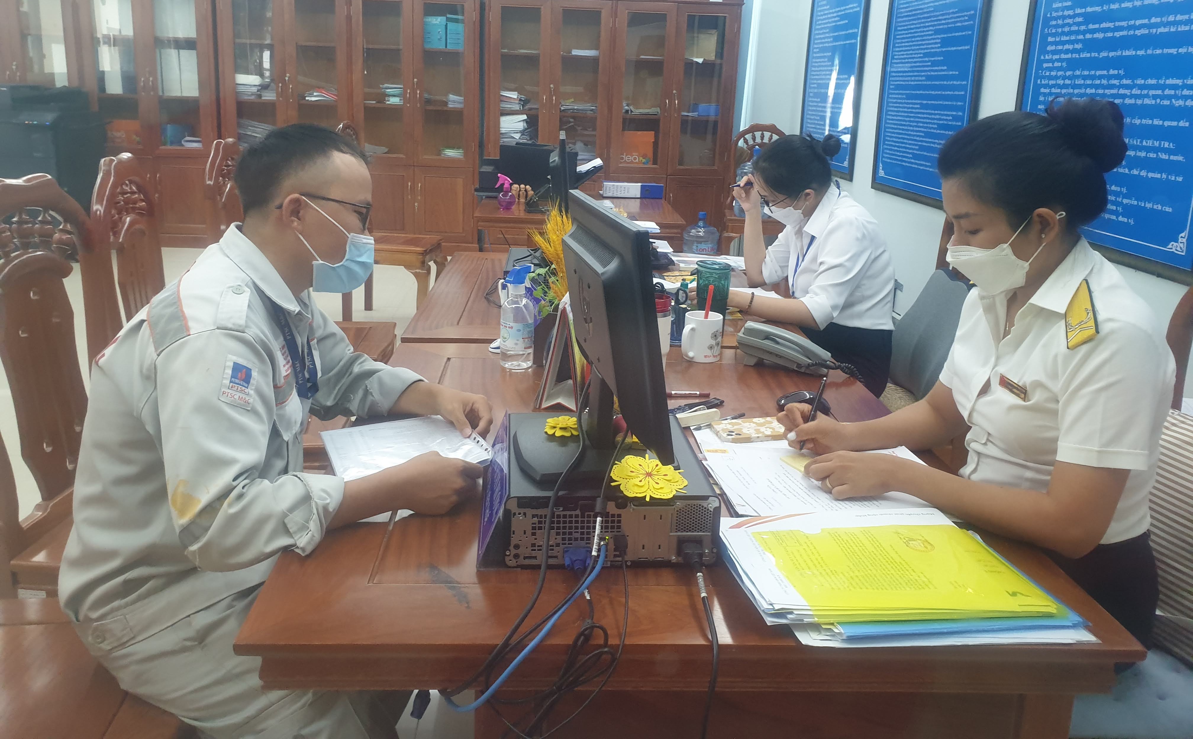 Khách hàng giao dịch tại bộ phận một cửa Cục Thuế tỉnh.
