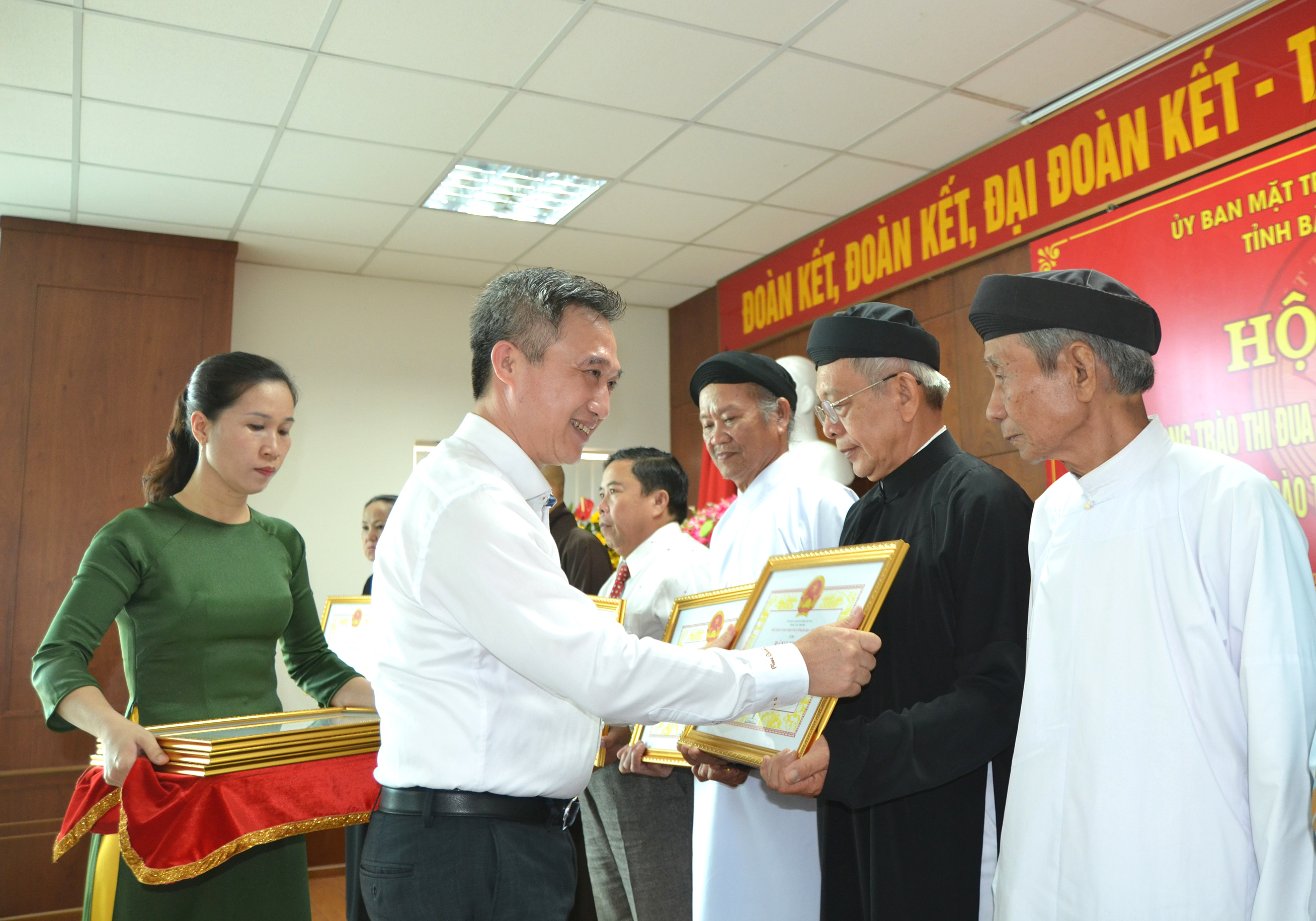 Ông Đặng Minh Thông, Phó Chủ tịch UBND tỉnh trao Bằng khen của UBND tỉnh cho các cá nhân có thành tích xuất sắc trong phong trào thi đua yêu nước “Sống tốt đời, đẹp đạo” năm 2022.