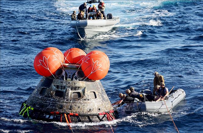 Hải quân Mỹ kéo vớt tàu vũ trụ Orion về tàu đổ bộ USS Portland.