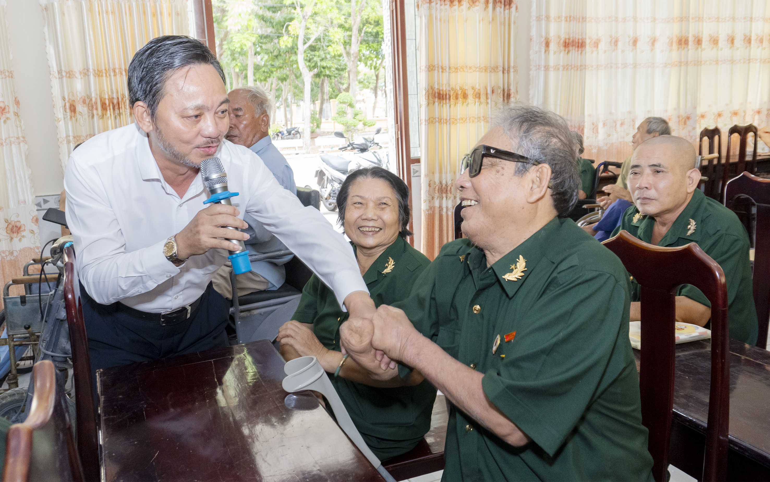 Ông Phạm Văn Triêm, Chủ tịch HĐQT Công ty CP Đầu tư và Xây dựng Tân Phước Thịnh giao lưu văn nghệ với các thương, bệnh binh.
