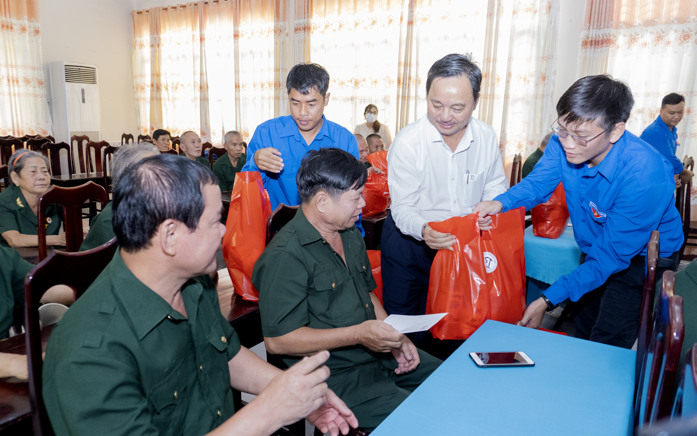 Đại diện Công ty CP Đầu tư và Xây dựng Tân Phước Thịnh tặng quà các cô bác thương, bệnh binh.