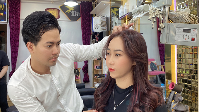 Thời điểm này các tiệm tóc đang bước vào mùa bận rộn. Trong ảnh: Anh Thịnh Hà Lan, chủ tiệm Hair Salon Thịnh Hà Lan tạo mẫu tóc cho khách.