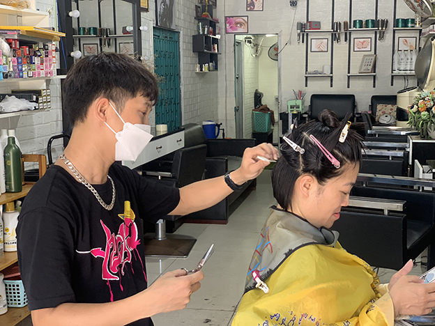 Khách đến uốn tóc tại Salon Tony Nguyễn.
