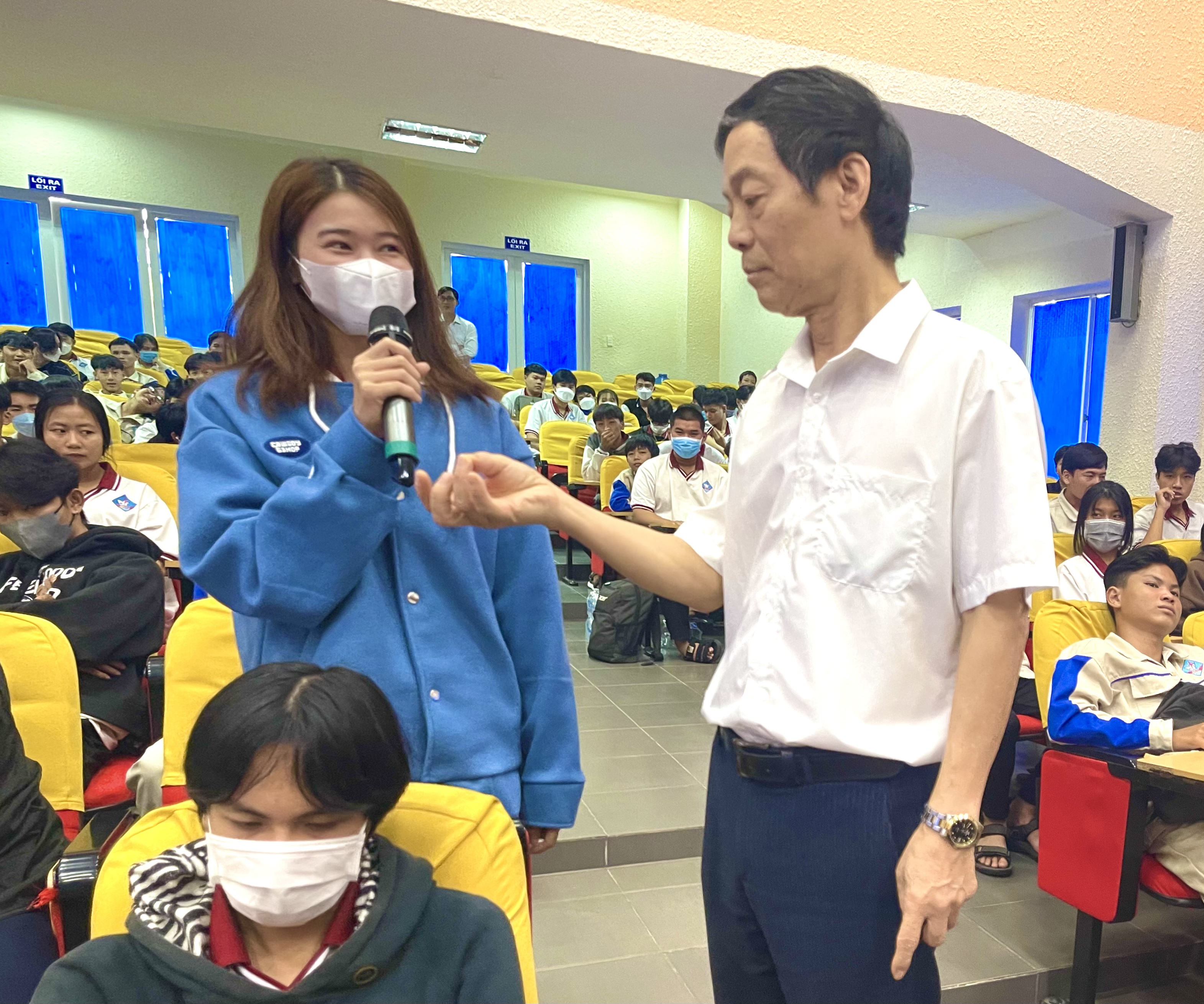 Sinh viên Trường CĐ Kỹ thuật - Công nghệ Bà Rịa - Vũng Tàu trả lời câu hỏi về chủ quyền biển, đảo.