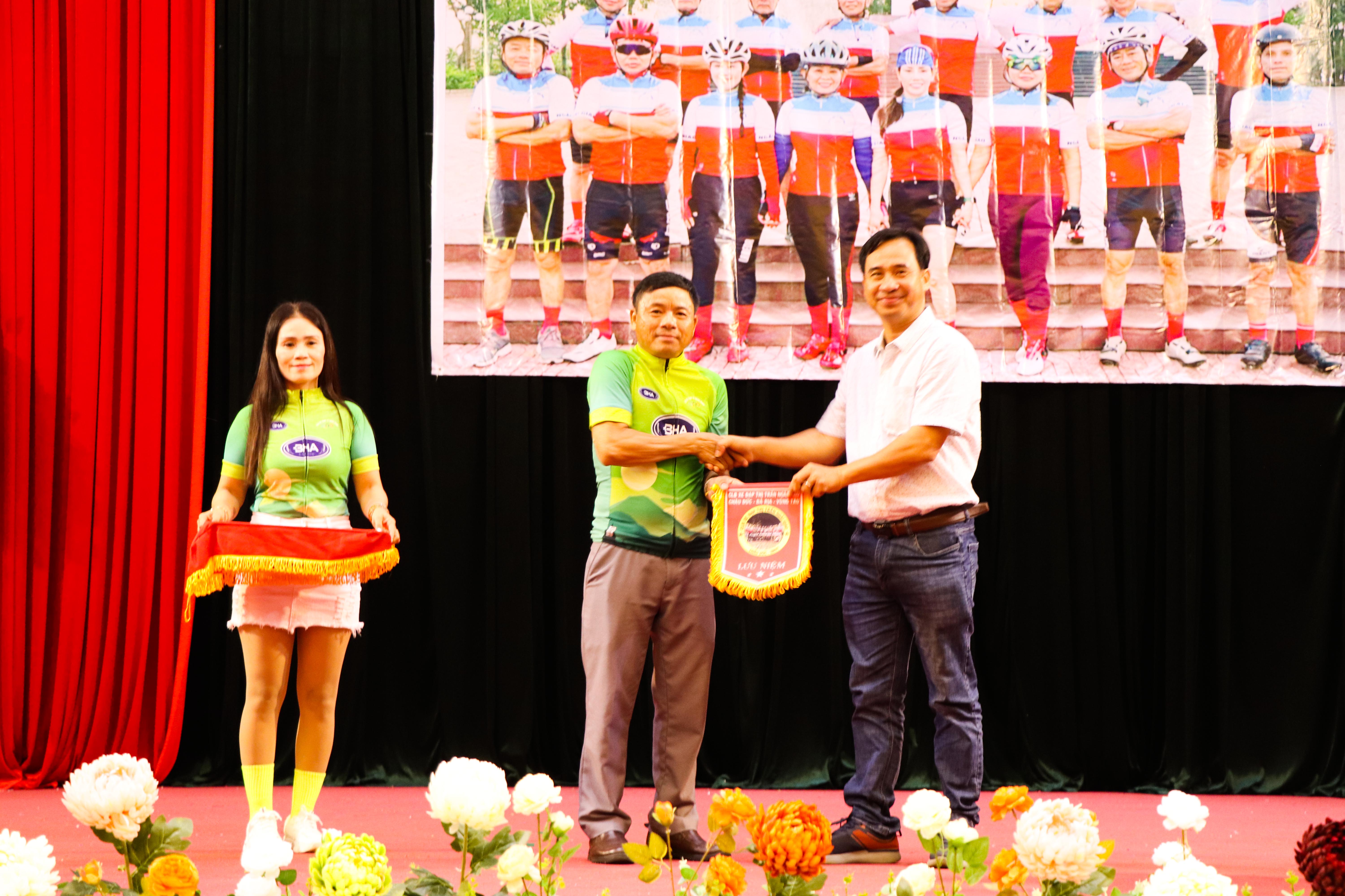 Ông Lê Hòa Bình, Giám đốc HTX Nông nghiệp công nghệ cao BR-VT (nhà tài trợ chính cho CLB) nhận Cờ lưu niệm do CLB trao tặng.