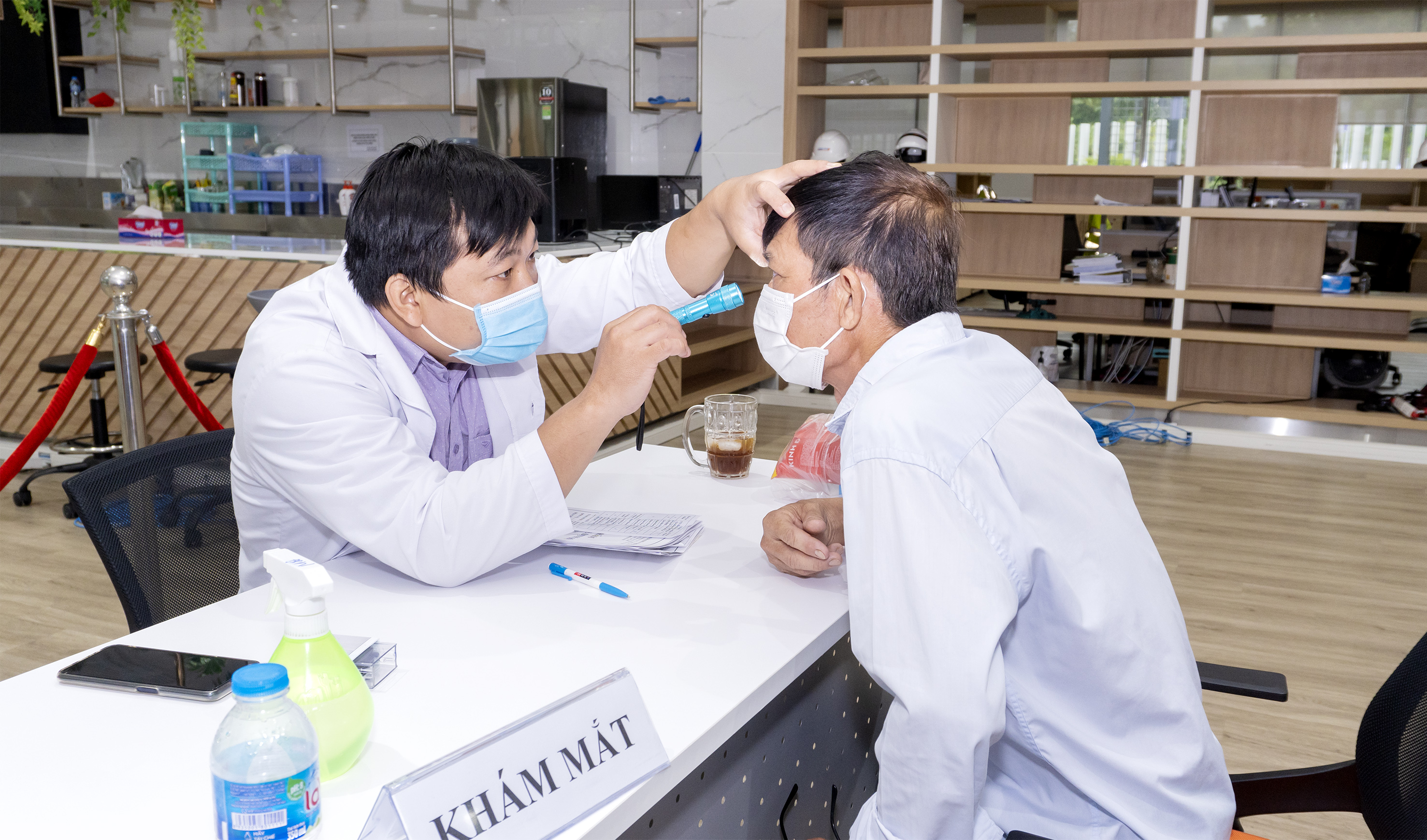 Bác sĩ khám mắt cho người dân xã Long Sơn.