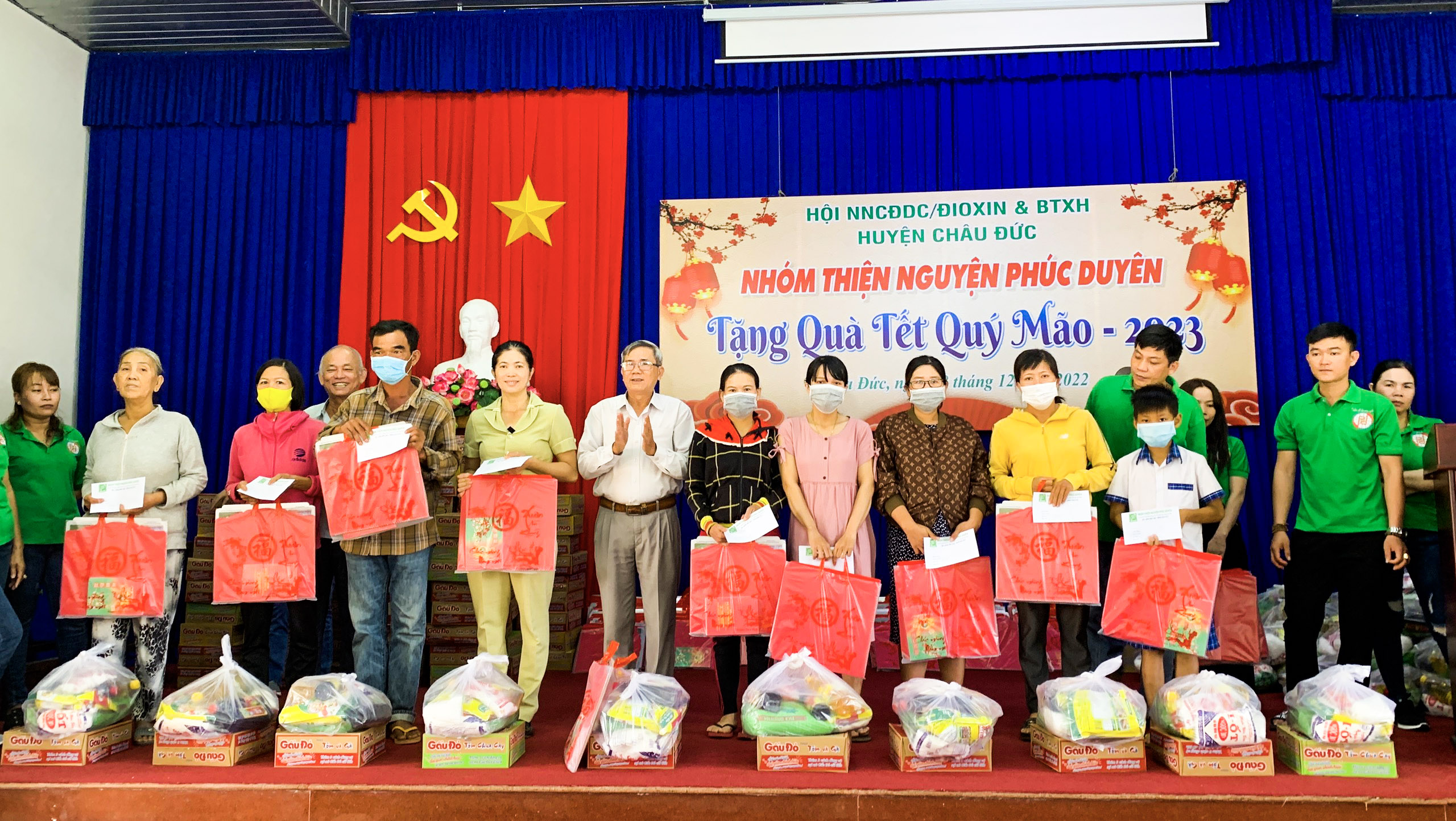 Bệnh nhân nghèo, người khuyết tật, nạn nhân chất độc da cam trên địa bàn huyện được nhận quà Tết do Nhóm thiện nguyện Phúc Duyên trao tặng.
