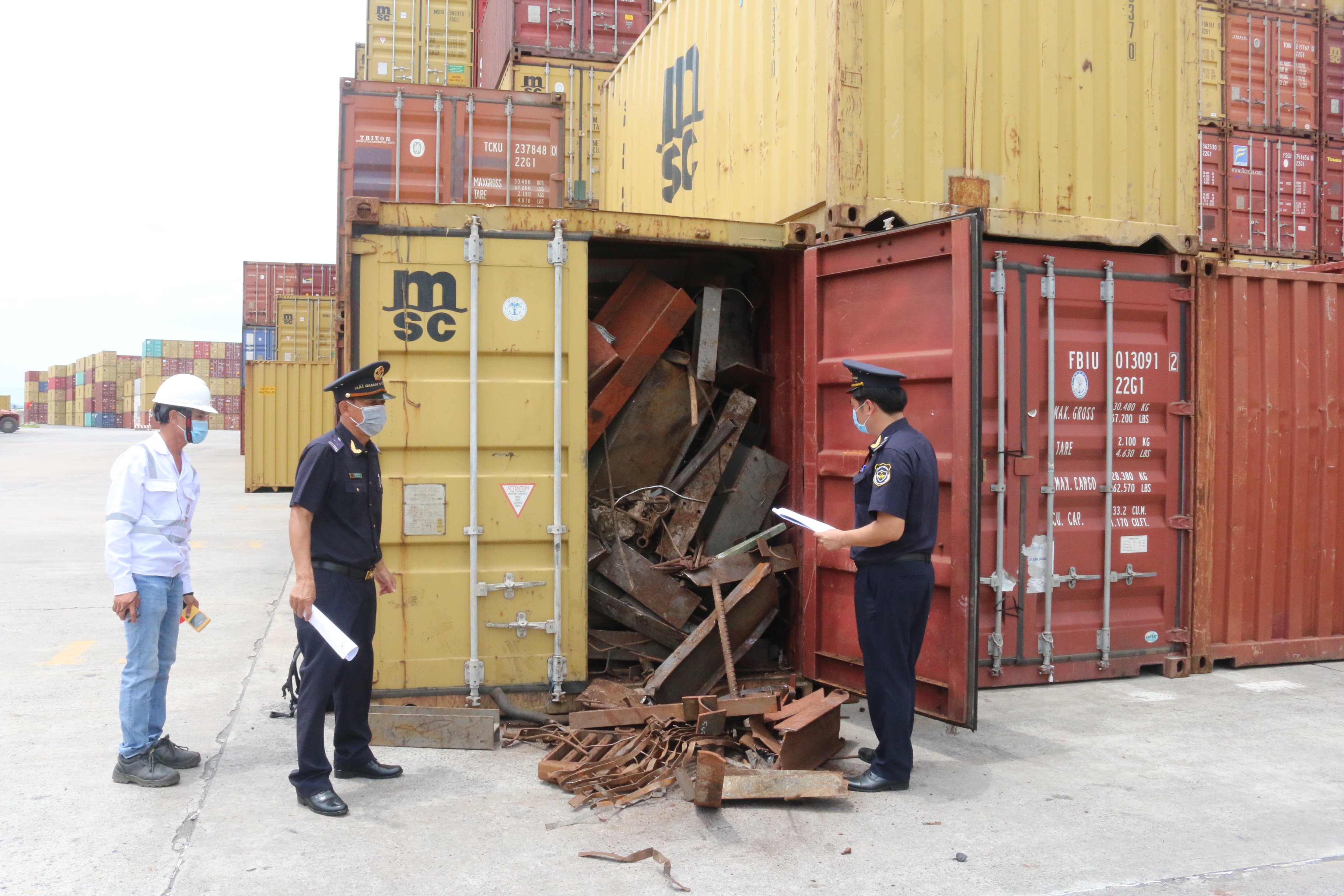 Công chức Chi cục hải quan cửa khẩu cảng Cái Mép kiểm tra hàng container nhập khẩu.