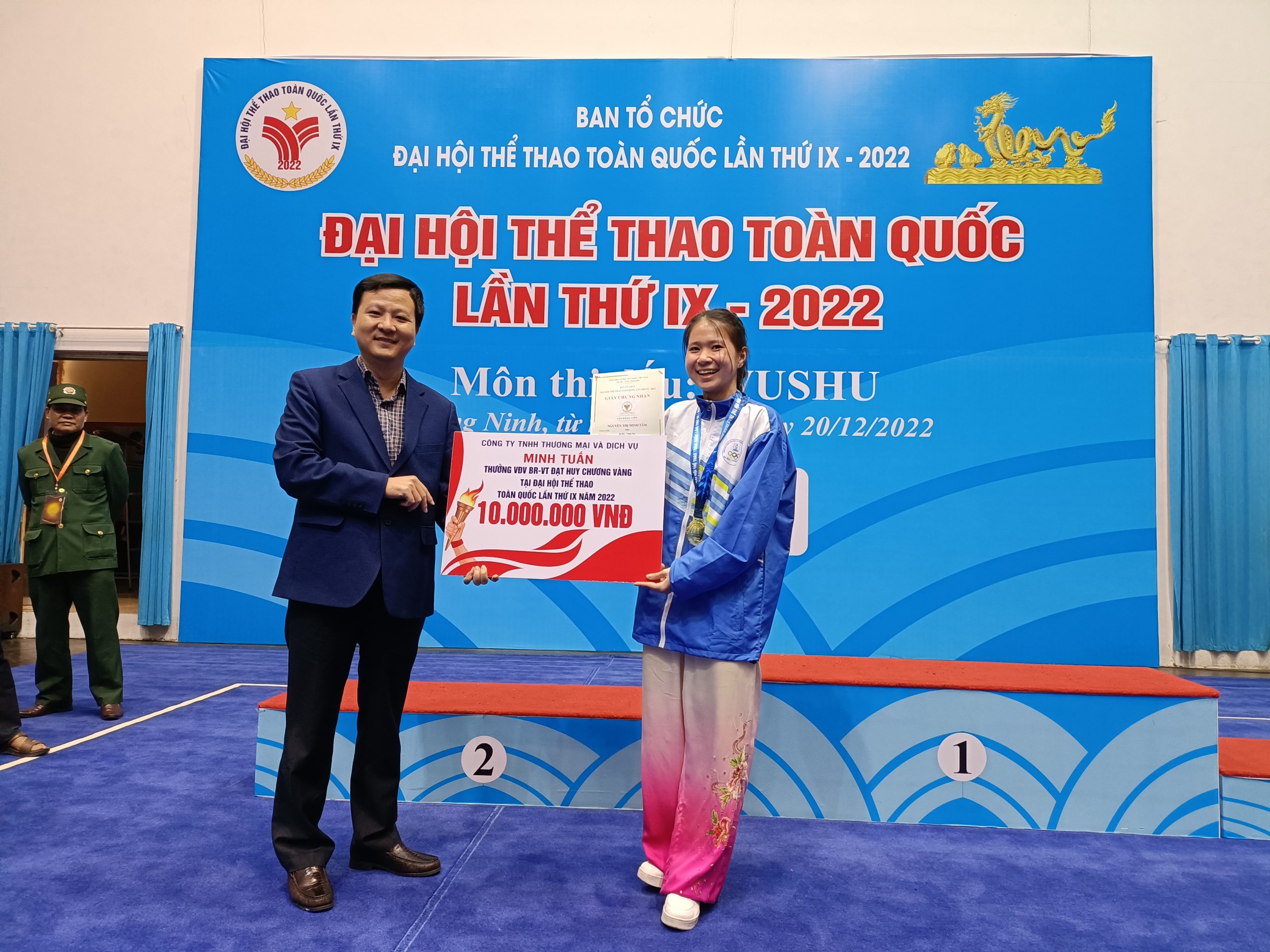 Đại diện Sở VH-TT có mặt động viên và trao thưởng cho Nguyễn Thị Minh Tâm.