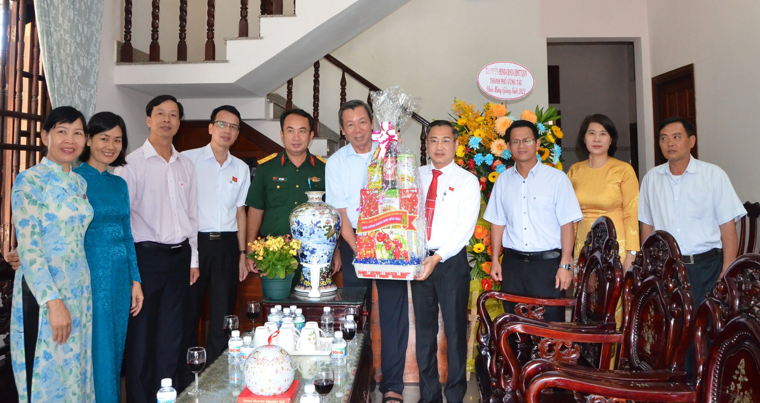 Ông Lê Xuân Tú, Trưởng Ban Dân vận Thành ủy Vũng Tàu tặng quà chúc mừng Linh mục Trần Bảo Long, Chánh xứ Giáo xứ Trung Đồng (phường Rạch Dừa).