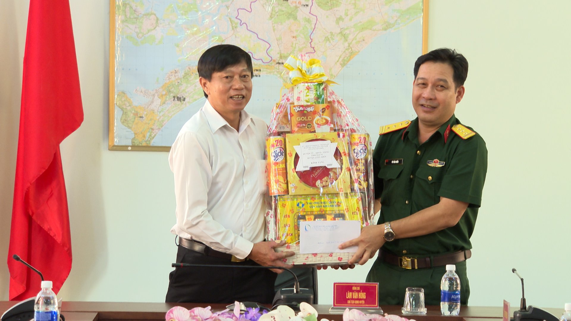 Ông Hà Thanh Hùng, Trưởng Ban Dân vận Huyện ủy Long Điền thăm, tặng quà Ban CHQS huyện Long Điền.
