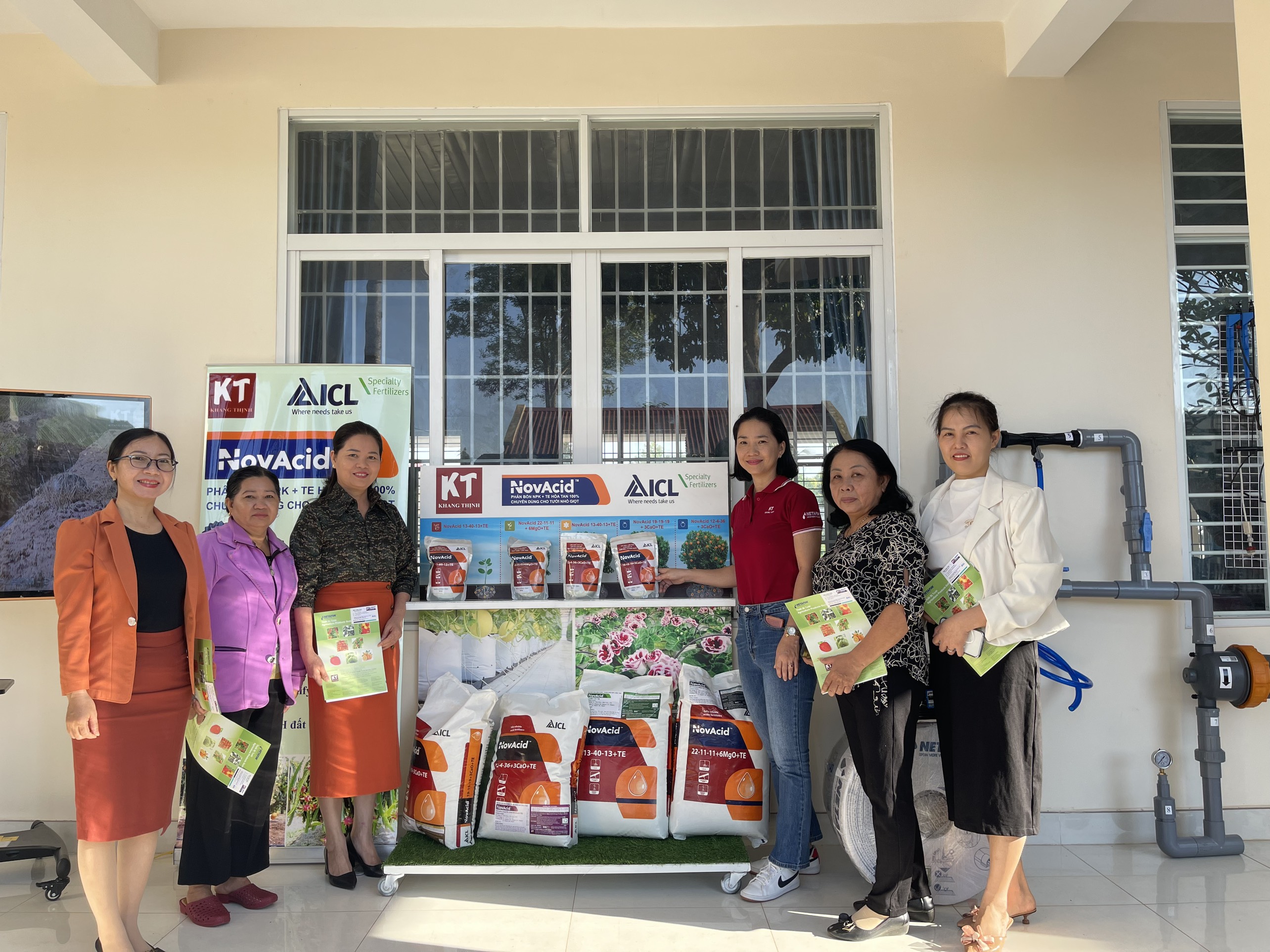 Cán bộ, hội viên phụ nữ tại lớp tập huấn liên kết trồng nấm, trồng chuối.