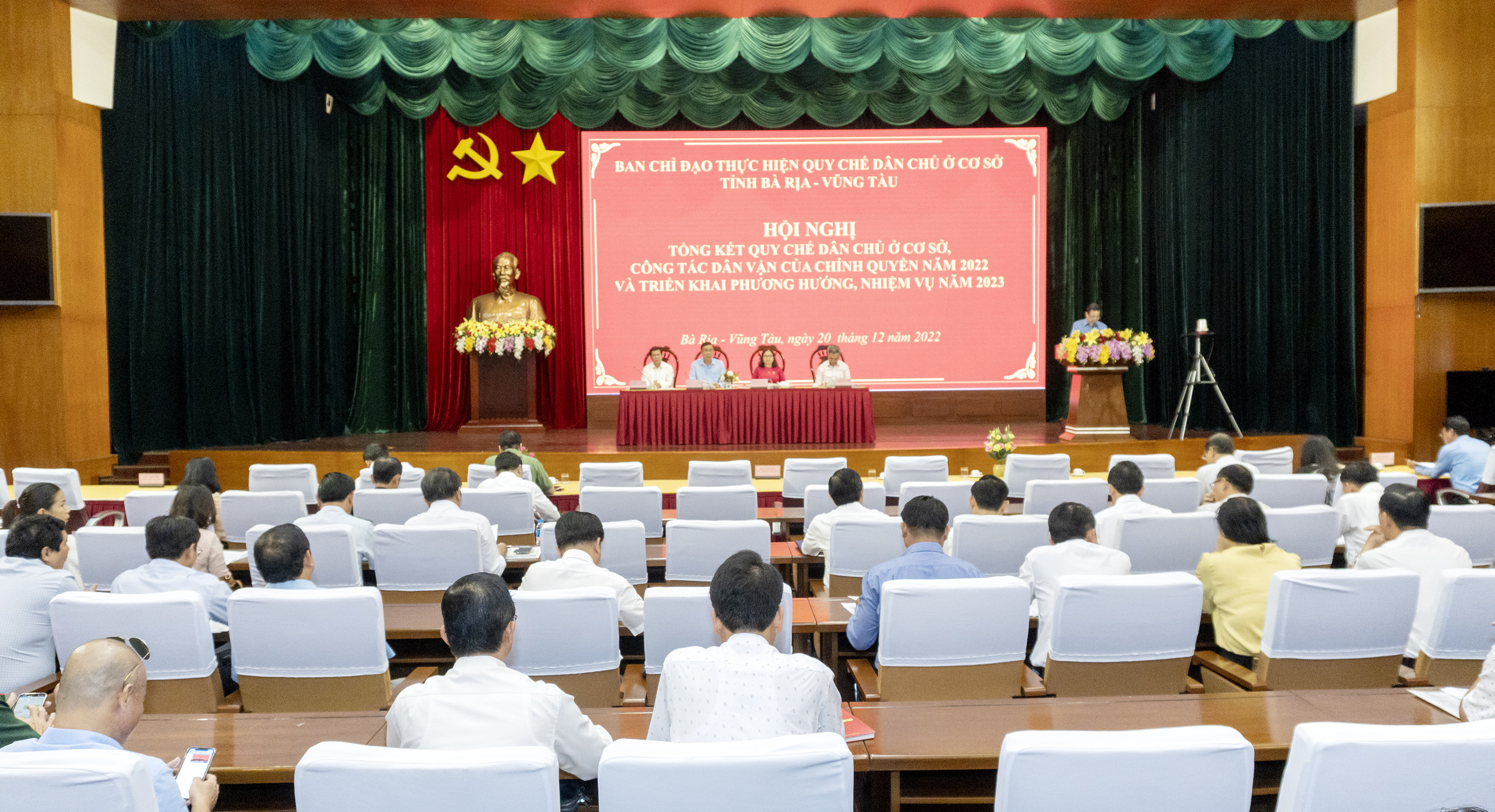 Các đại biểu tham dự hội nghị.