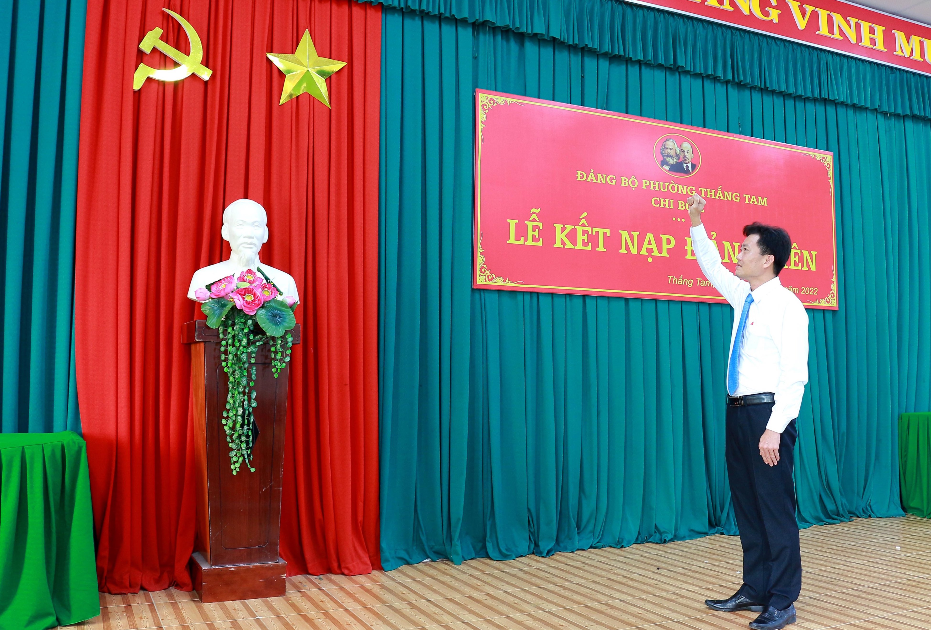 Ông Bùi Đình Hùng được Chi bộ KP. 2 (phường Thắng Tam, TP. Vũng Tàu) kết nạp Đảng ngày 28/11.