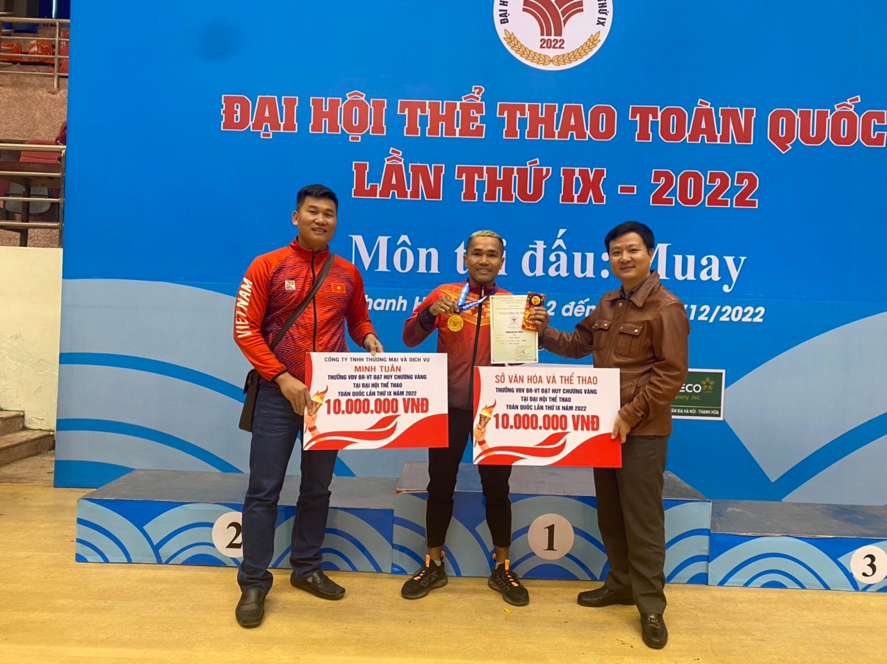 Đại diện Sở VH-TT chúc mừng và tặng thưởng cho võ sĩ Thạch Sa Pa.