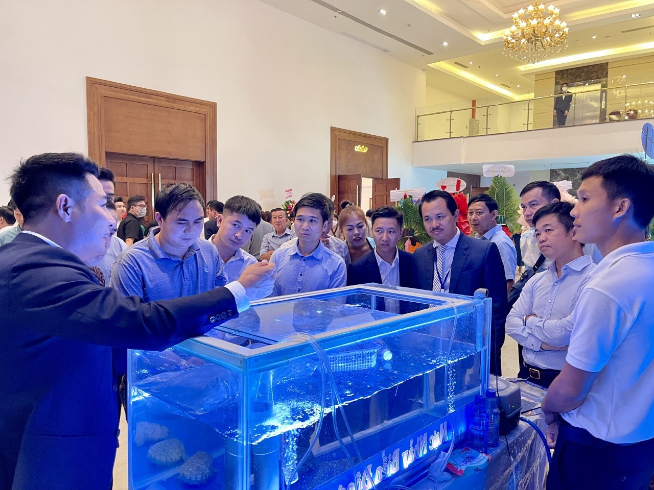 Anh Nguyễn Bá Ngọc giới thiệu mô hình nhân giống và nuôi mực trong môi trường bán tự nhiên.