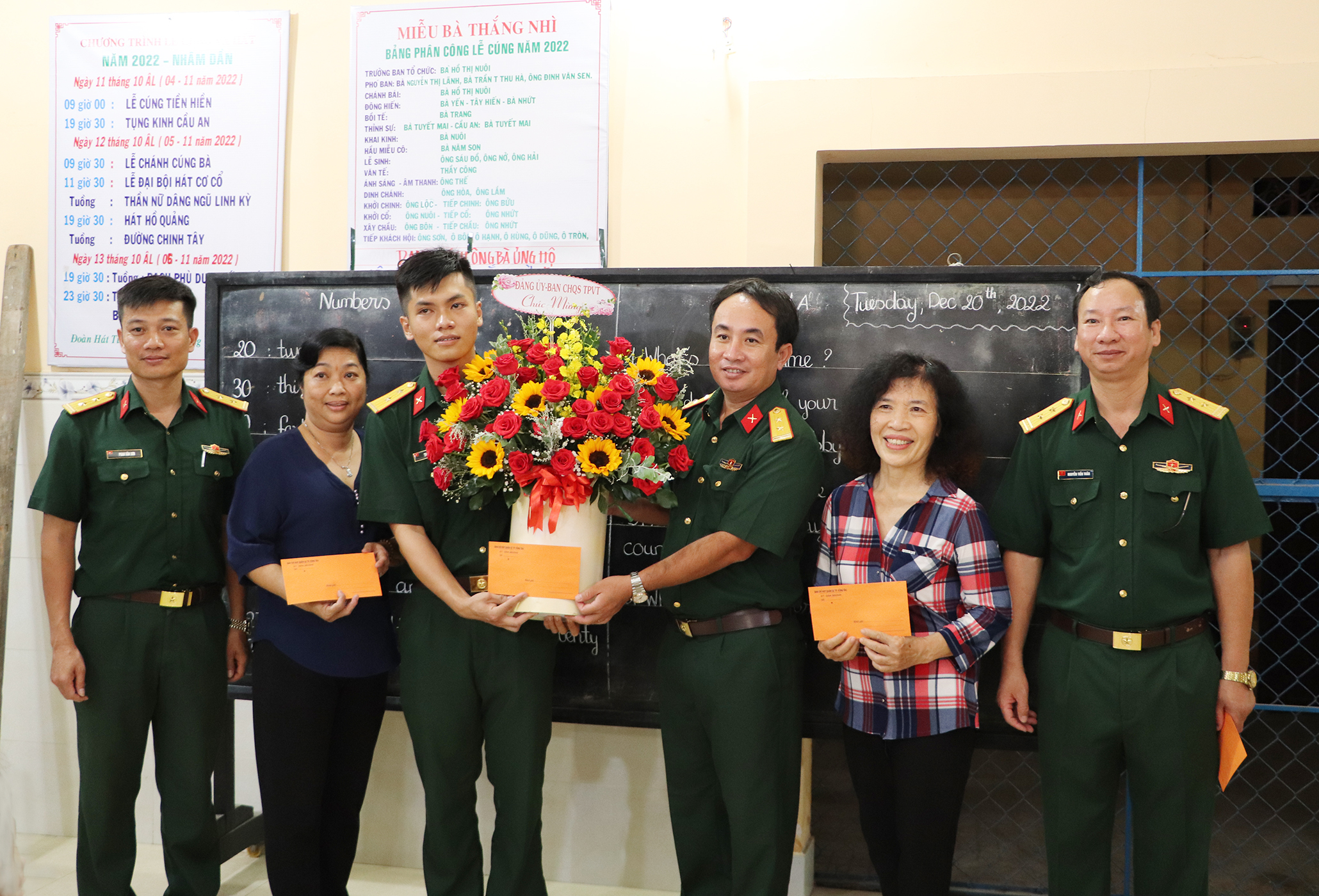 Trung tá Ngô Khánh, Chính trị viên Ban CHQS TP.Vũng Tàu tặng hoa, quà tới các giáo viên đang dạy tại lớp tình thương.