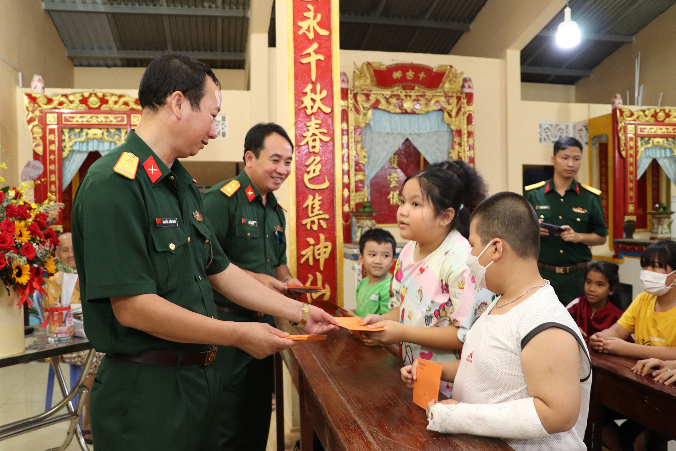 Đại diện Ban CHQS thành phố tặng quà đến các em học sinh của lớp tình thương.