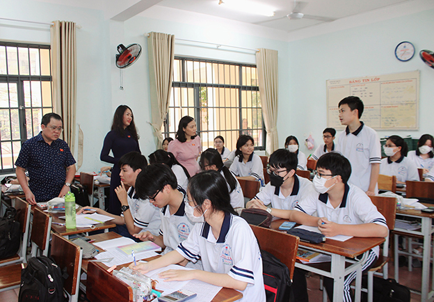 Đoàn giám sát lắng nghe ý kiến của HS lớp 10 Trường THPT Vũng Tàu về chương trình giáo dục phổ thông mới.